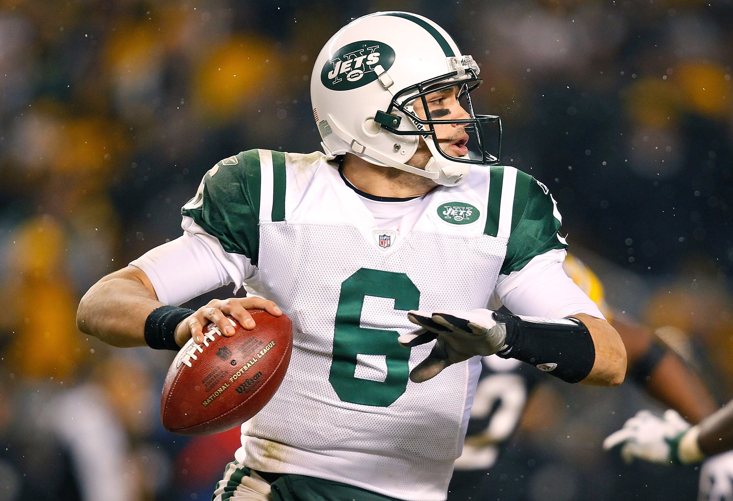 PITTSBURGH - DECEMBER 19:  Mark Sanchez #6 of the New York Jets throws a pass against the Pittsburgh Steelers during the game on December 19, 2010 at Heinz Field in Pittsburgh, Pennsylvania.  (Photo by Jared Wickerham/Getty Images)