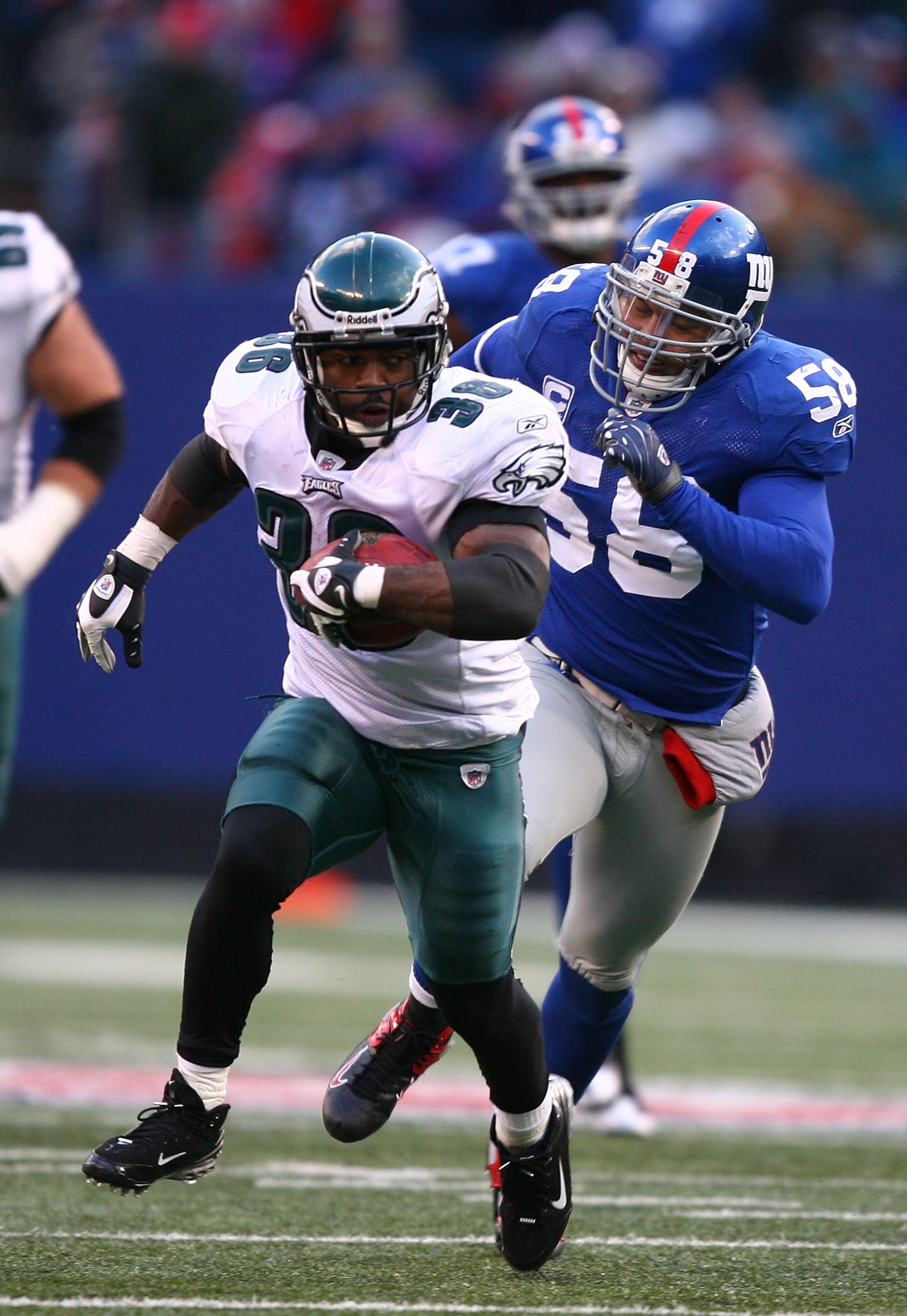 EAST RUTHERFORD, NJ - DECEMBER 07:  Brian Westbrook #36 of the Philadelphia Eagles runs for a touchdown as Antonio Pierce #58 of The New York Giants gives chase in the fourth qurter of their game on December 7, 2008 at Giants Stadium in East Rutherford, N