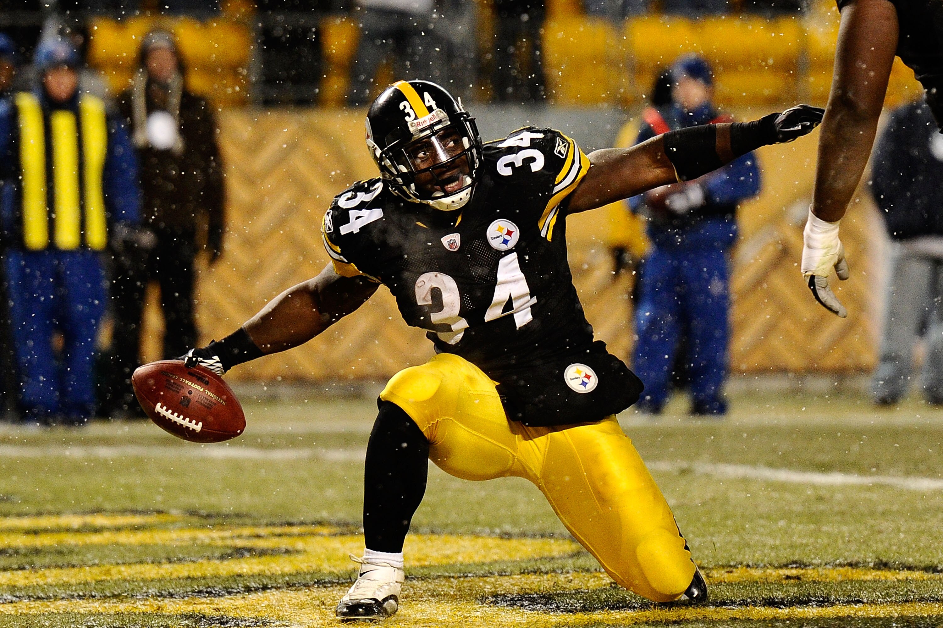 PITTSBURGH - DECEMBER 19:  Rashard Mendenhall #34 of the Pittsburgh Steelers celebrates after running for a touchdown during the game against the New York Jets at Heinz Field on December 19, 2010 in Pittsburgh, Pennsylvania.  (Photo by Karl Walter/Getty I