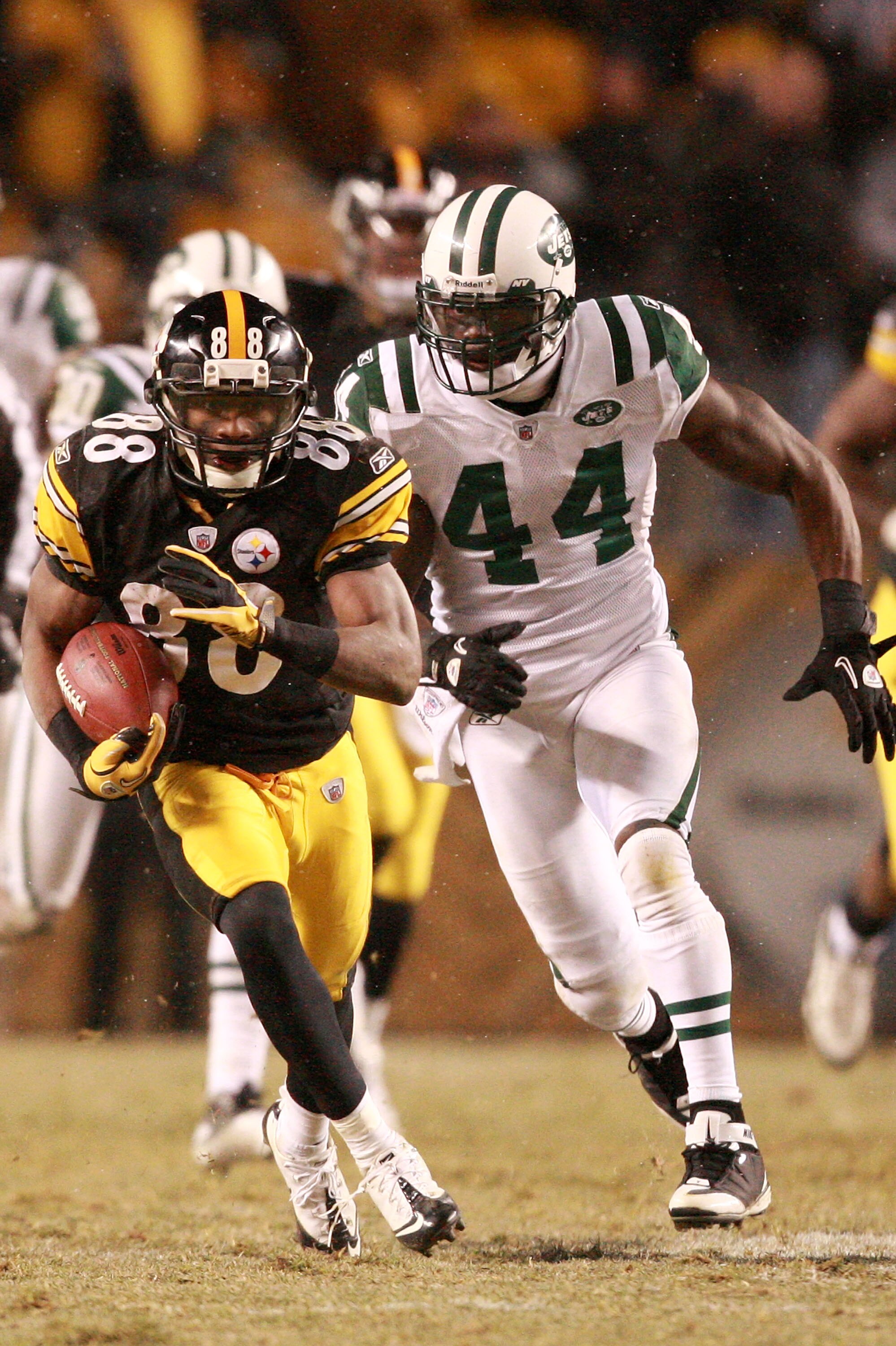 PITTSBURGH, PA - DECEMBER 19:  Emmanuel Sanders #88 of the Pittsburgh Steelers is pursued by James Ihedigbo #44 of the New York Jets during their game at Heinz Field on December 19, 2010 in Pittsburgh, Pennsylvania.  (Photo by Karl Walter/Getty Images)