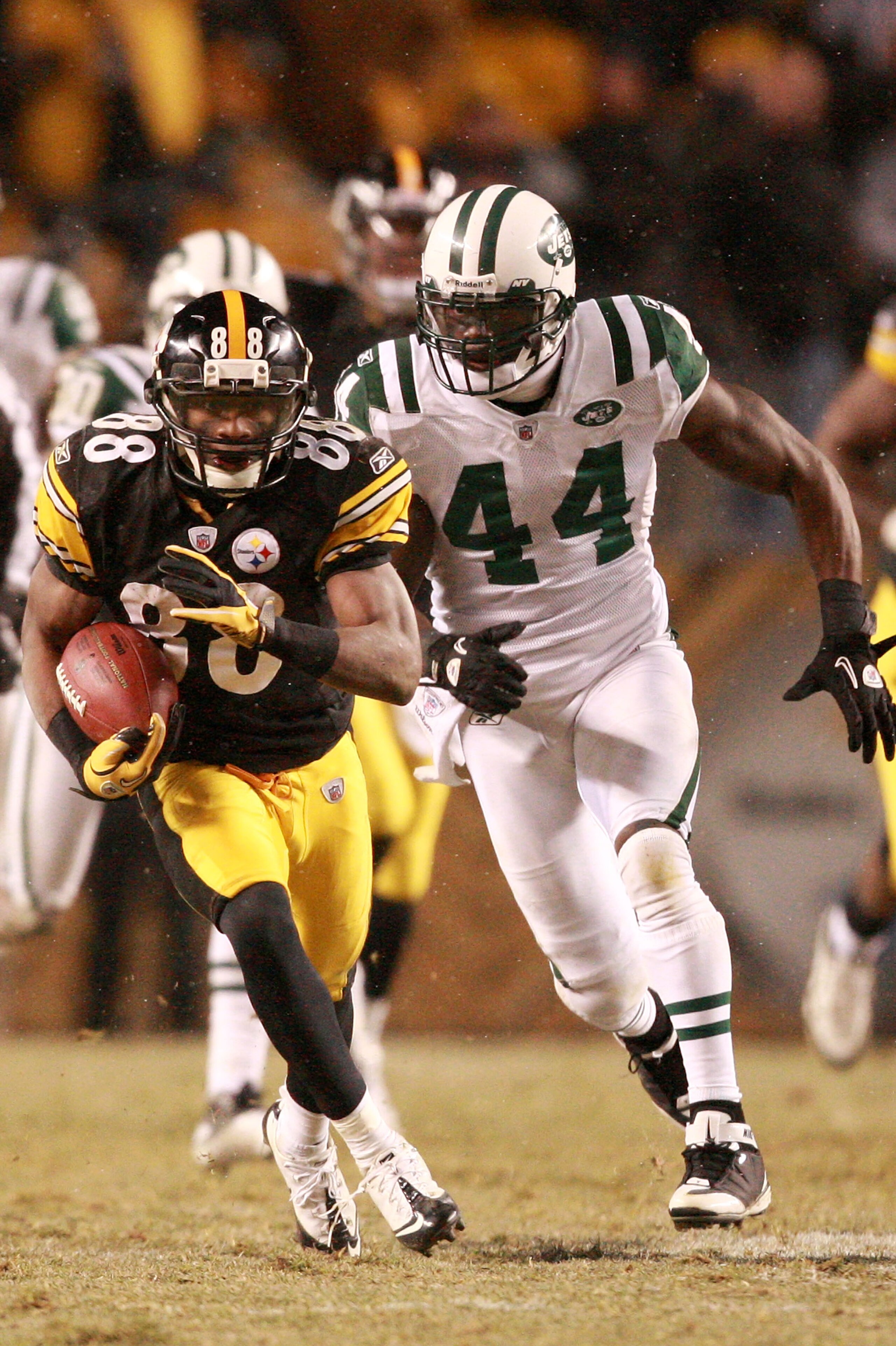 PITTSBURGH, PA - DECEMBER 19:  Emmanuel Sanders #88 of the Pittsburgh Steelers is pursued by James Ihedigbo #44 of the New York Jets during their game at Heinz Field on December 19, 2010 in Pittsburgh, Pennsylvania.  (Photo by Karl Walter/Getty Images)