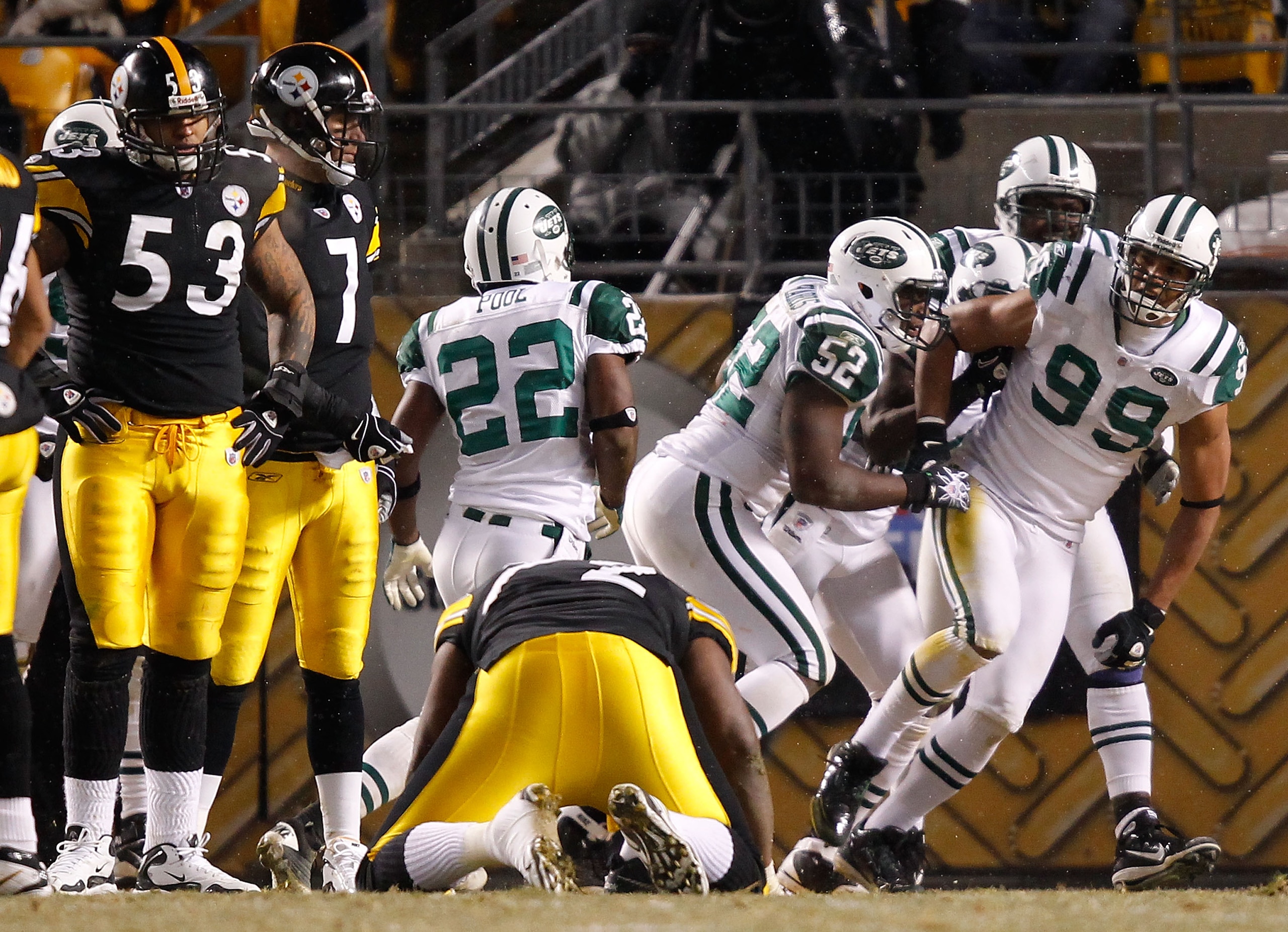 PITTSBURGH - DECEMBER 19:  Jason Taylor #99 of the New York Jets celebrates with teammates after tackling Mewelde Moore #21 of the Pittsburgh Steelers in the endzone for a safety during the game on December 19, 2010 at Heinz Field in Pittsburgh, Pennsylva