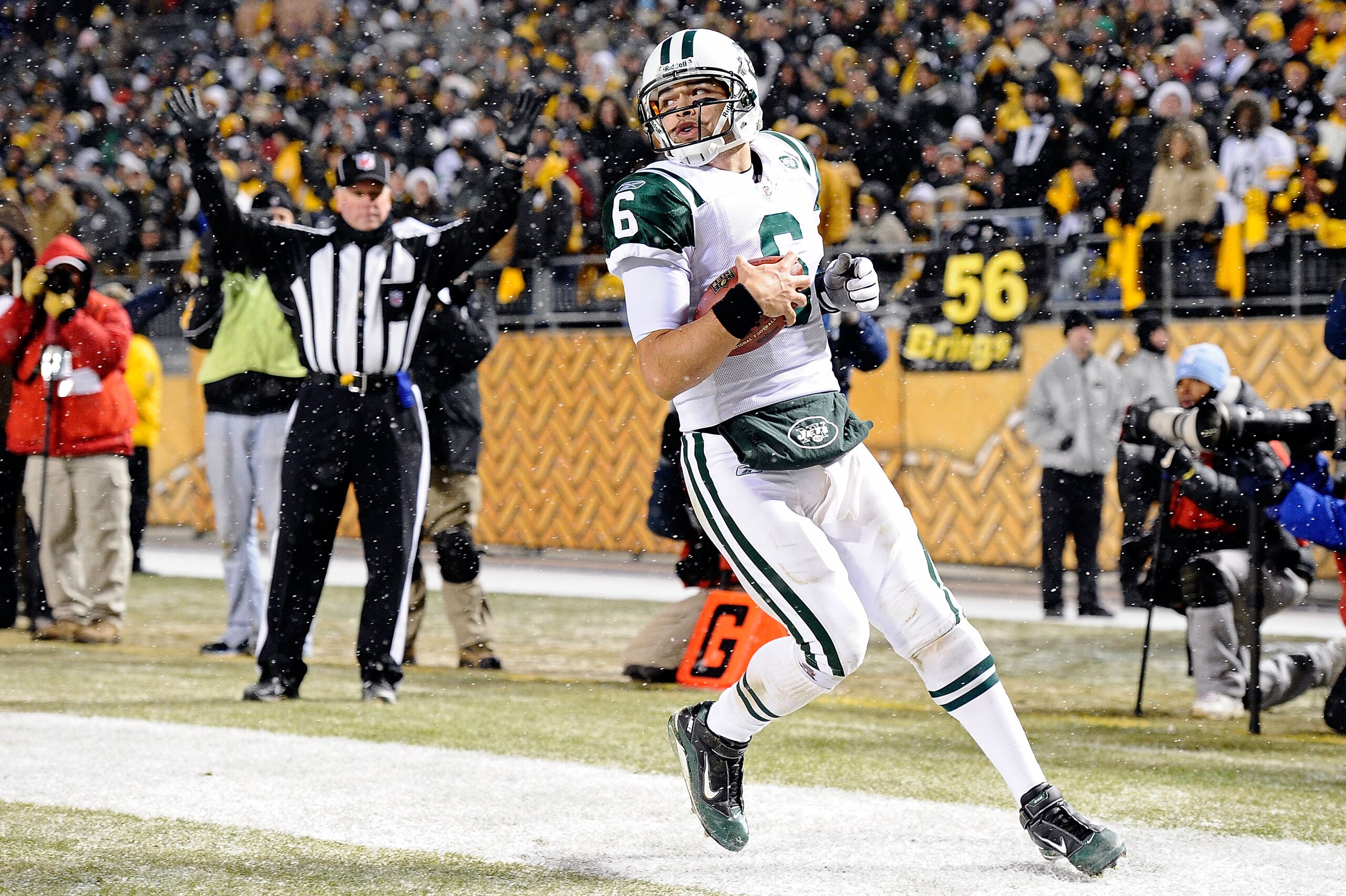 PITTSBURGH, PA - DECEMBER 19:  Mark Sanchez #6 of the New York Jets runs for a touchdown during the game against Pittsburgh Steelers at Heinz Field on December 19, 2010 in Pittsburgh, Pennsylvania.  (Photo by Karl Walter/Getty Images)