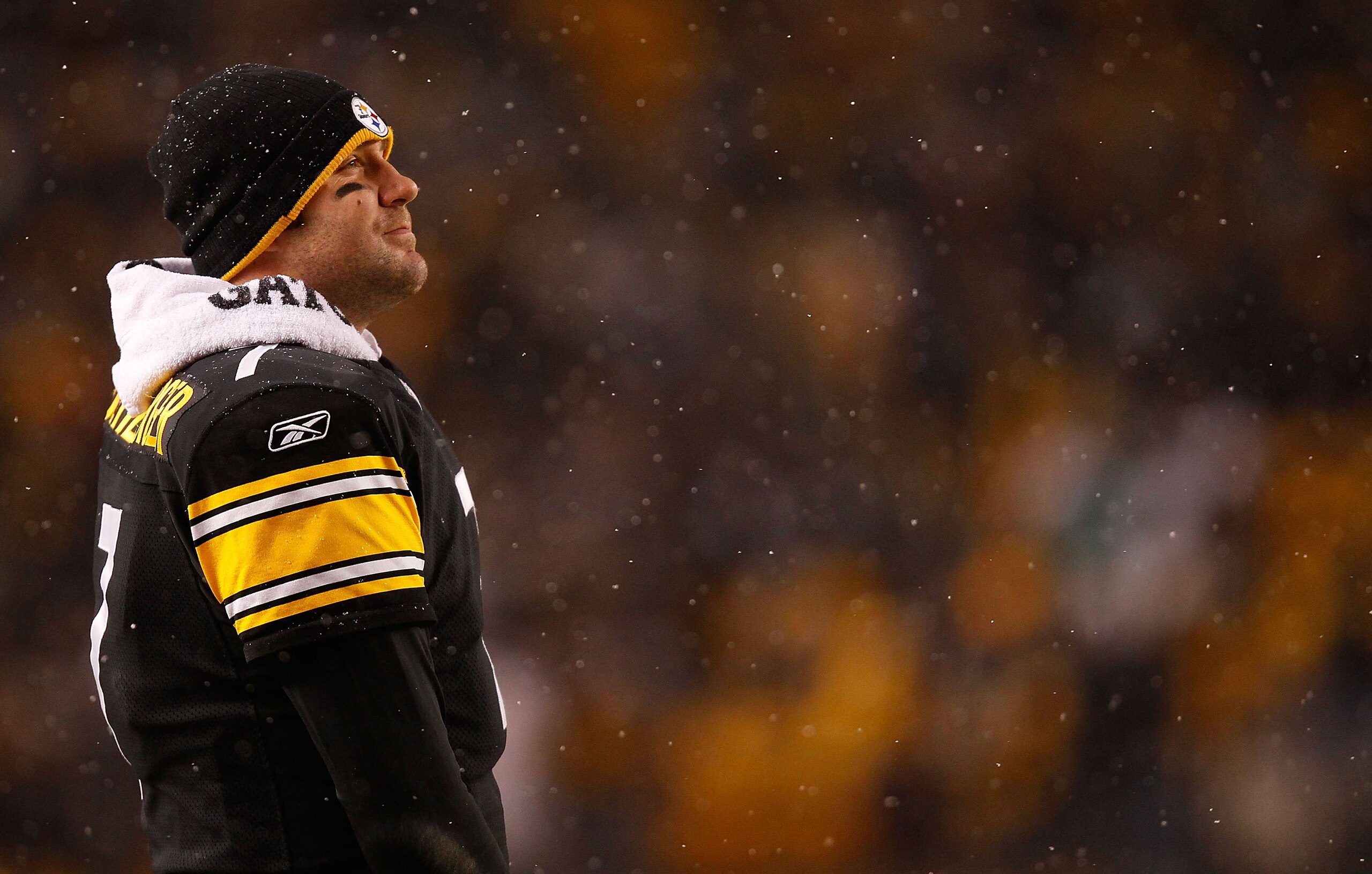 PITTSBURGH - DECEMBER 19:  Ben Roethlisberger #7 of the Pittsburgh Steelers watches his team play against the New York Jets during the game on December 19, 2010 at Heinz Field in Pittsburgh, Pennsylvania.  (Photo by Jared Wickerham/Getty Images)