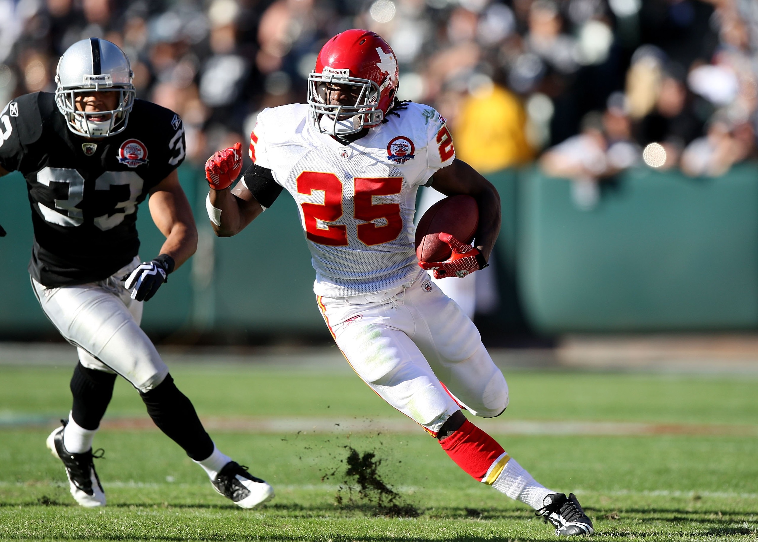 OAKLAND, CA - NOVEMBER 15:  Jamaal Charles #25 of the Kansas City Chiefs runs against the Oakland Raiders during an NFL game  at Oakland-Alameda County Coliseum on November 15, 2009 in Oakland, California.  (Photo by Jed Jacobsohn/Getty Images)