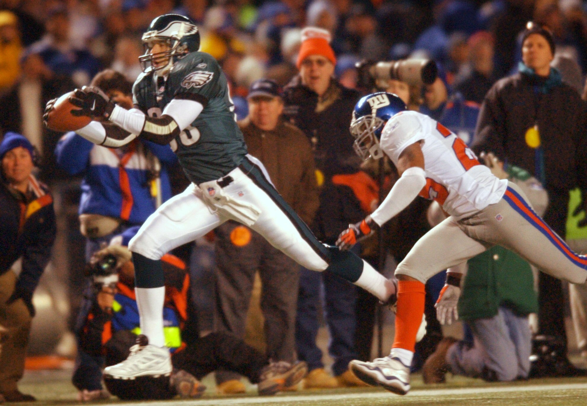 30 Dec 2001:  James Thrash #80 of the Philadelphia Eagles beats Will Allen #25 of the New York Giants for a 57 yard fourth quarter touchdown to give the Eagles a 14-13 lead as the Eagles defeated the Giants 24-21 and clinched the NFC Eastern Division Cham