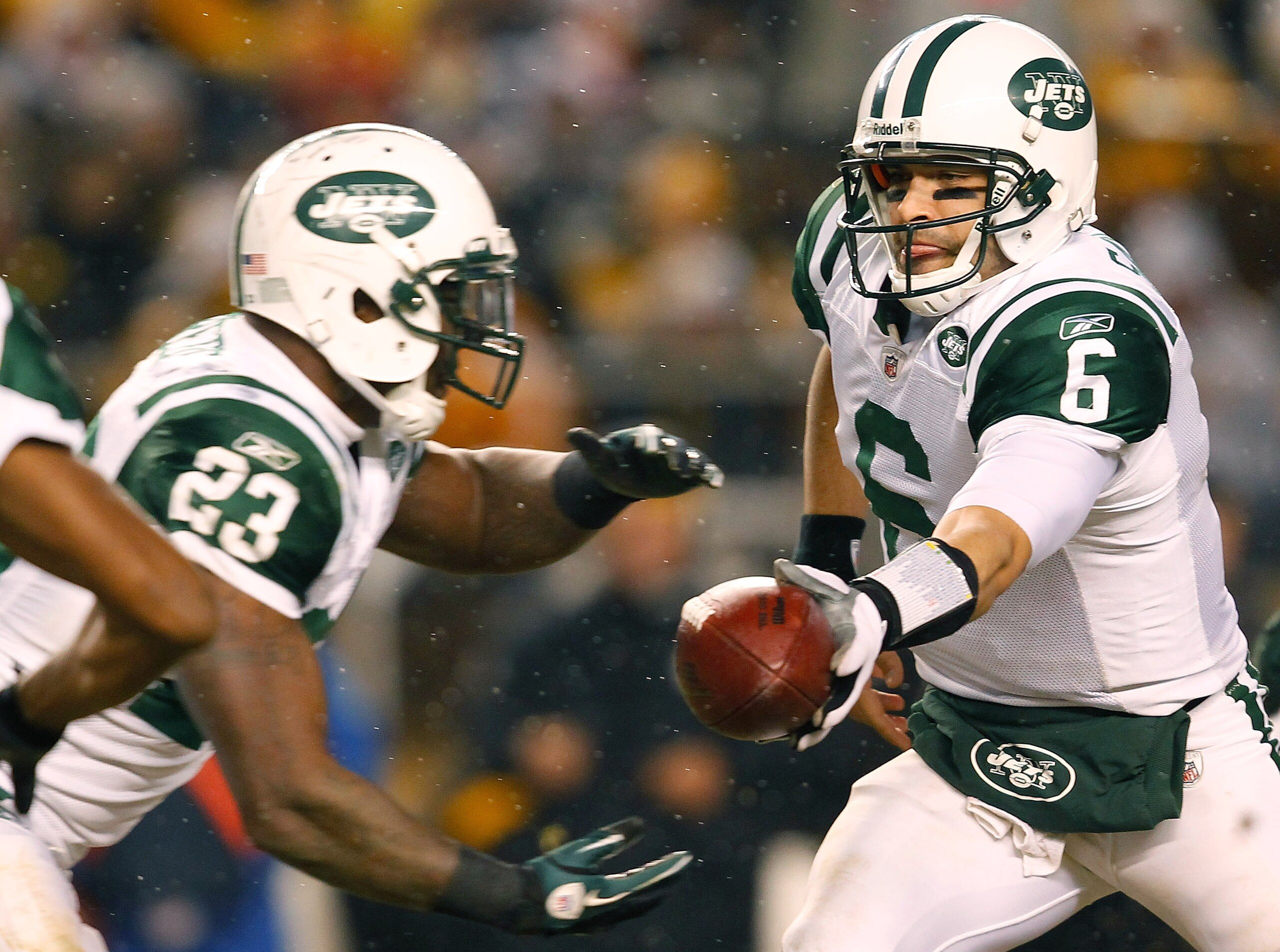PITTSBURGH - DECEMBER 19:  Mark Sanchez #6 of the New York Jets hands the ball off to teammate Shonn Greene #23 during the game against the Pittsburgh Steelers on December 19, 2010 at Heinz Field in Pittsburgh, Pennsylvania.  (Photo by Jared Wickerham/Get