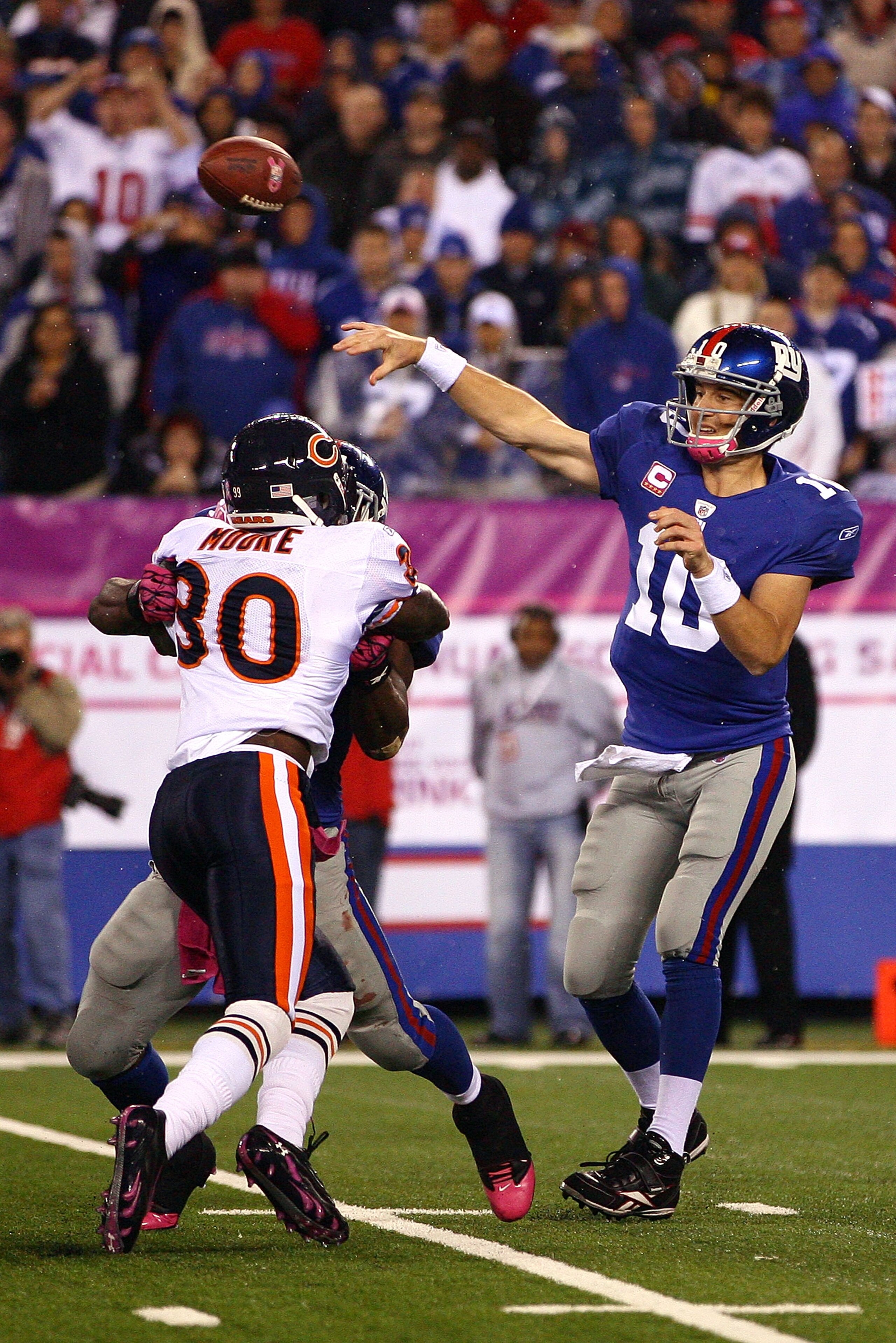 EAST RUTHERFORD, NJ - OCTOBER 03:  Eli Manning #10 of the New York Giants passes the ball against the Chicago Bears at New Meadowlands Stadium on October 3, 2010 in East Rutherford, New Jersey.  (Photo by Andrew Burton/Getty Images)