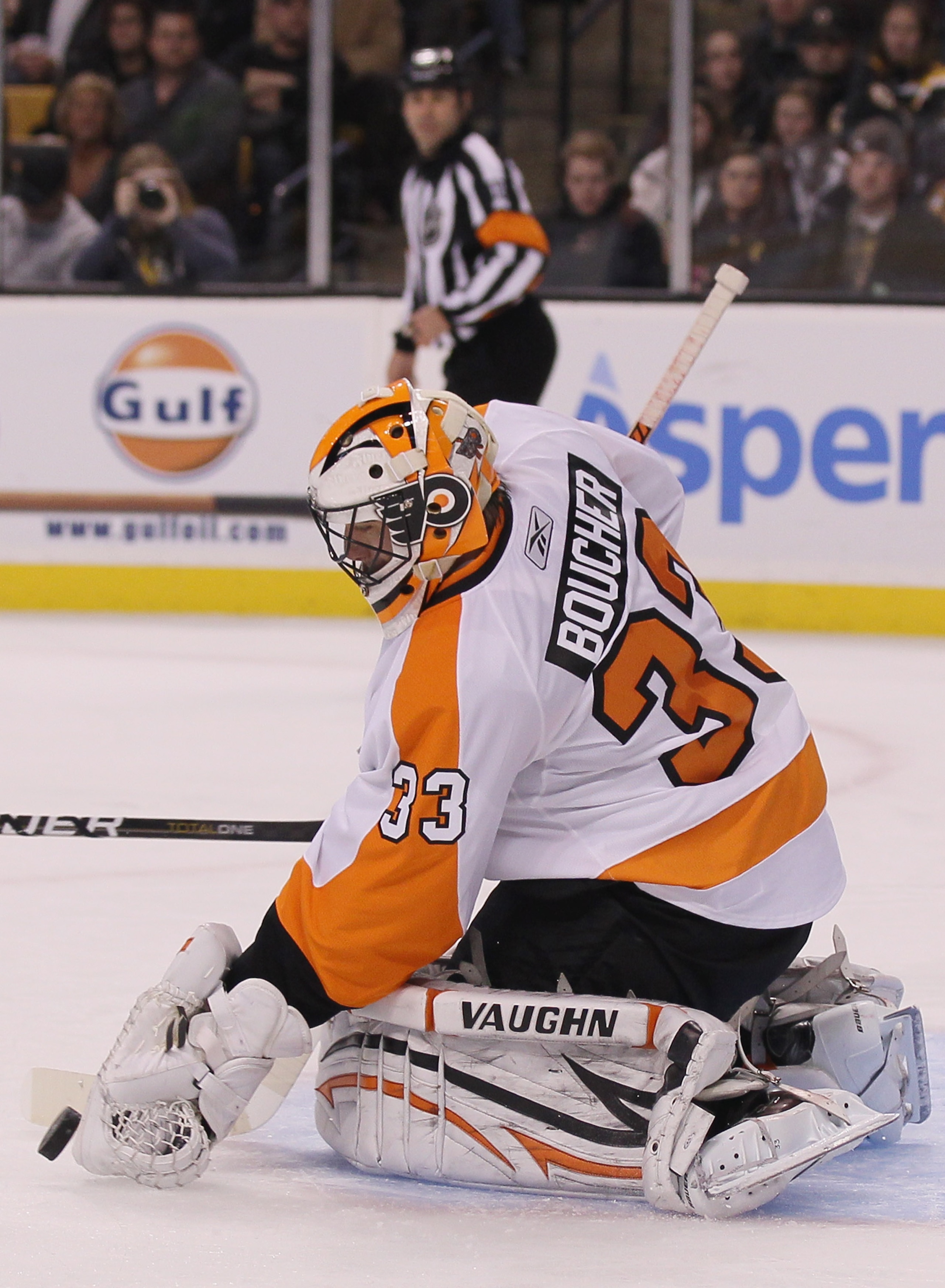 BOSTON, MA - DECEMBER 11:  Brian Boucher #33 of the Philadelphia Flyers stops a shot in the third period against the Boston Bruins on December 11, 2010 at the TD Garden in Boston, Massachusetts. The Flyers defeated the Bruins 2-1 in overtime.  (Photo by E