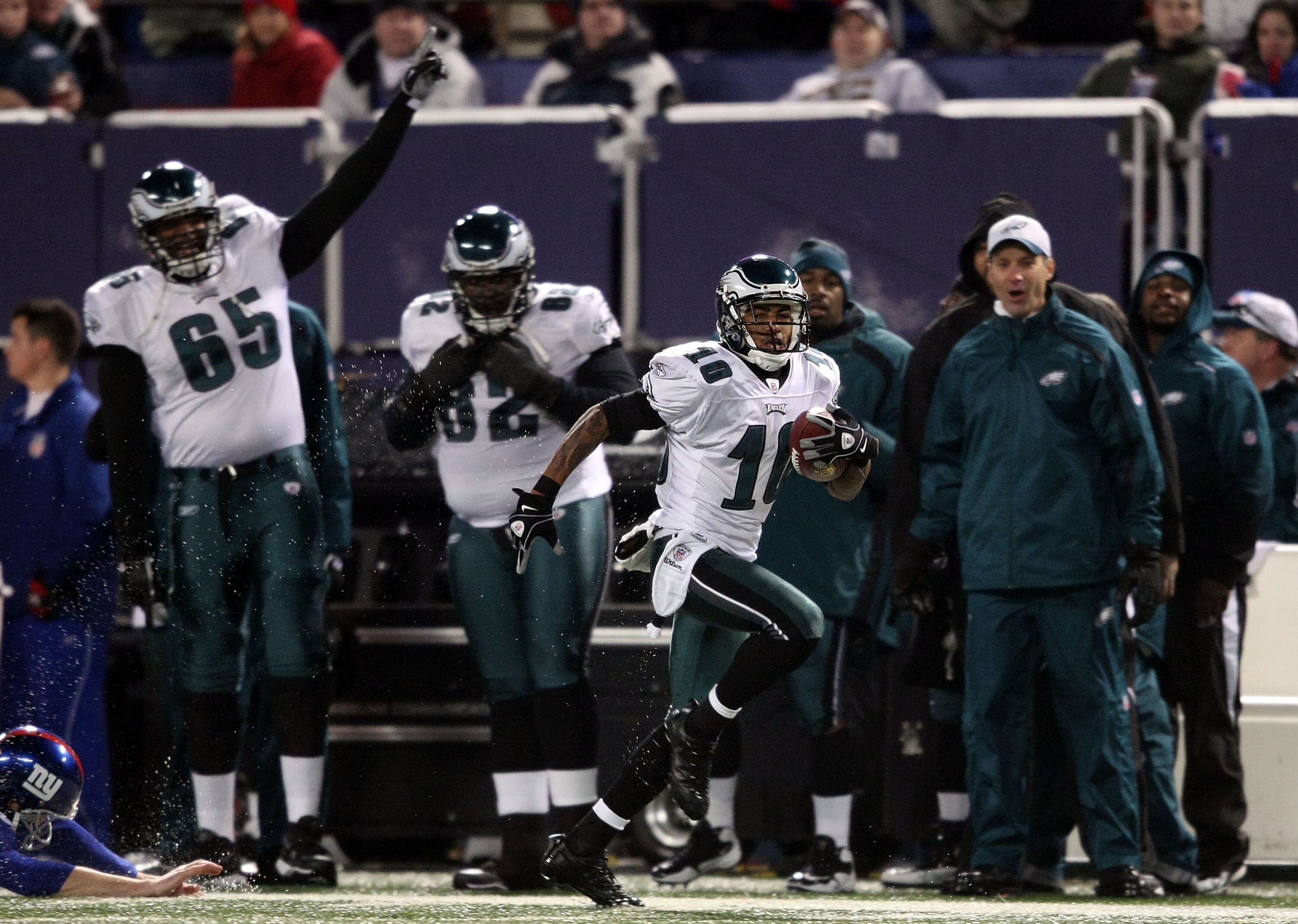 EAST RUTHERFORD, NJ - DECEMBER 13:  DeSean Jackson #10 of the Philadelphia Eagles returns a punt for a touchdown in the second quarter against the New York Giants at Giants Stadium on December 13, 2009 in East Rutherford, New Jersey.  (Photo by Nick Laham