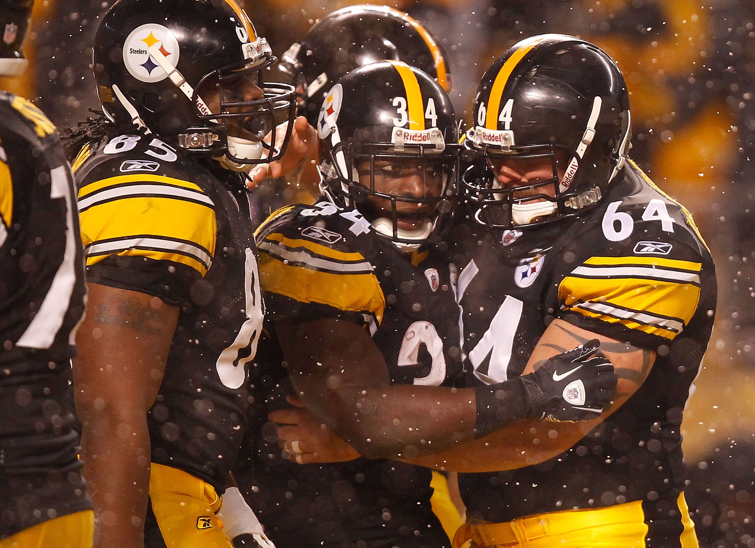 PITTSBURGH - DECEMBER 19:  Rashard Mendenhall #34 of the Pittsburgh Steelers celebrates with teammates after scoring a touchdown against the New York Jets during the game on December 19, 2010 at Heinz Field in Pittsburgh, Pennsylvania.  (Photo by Jared Wi