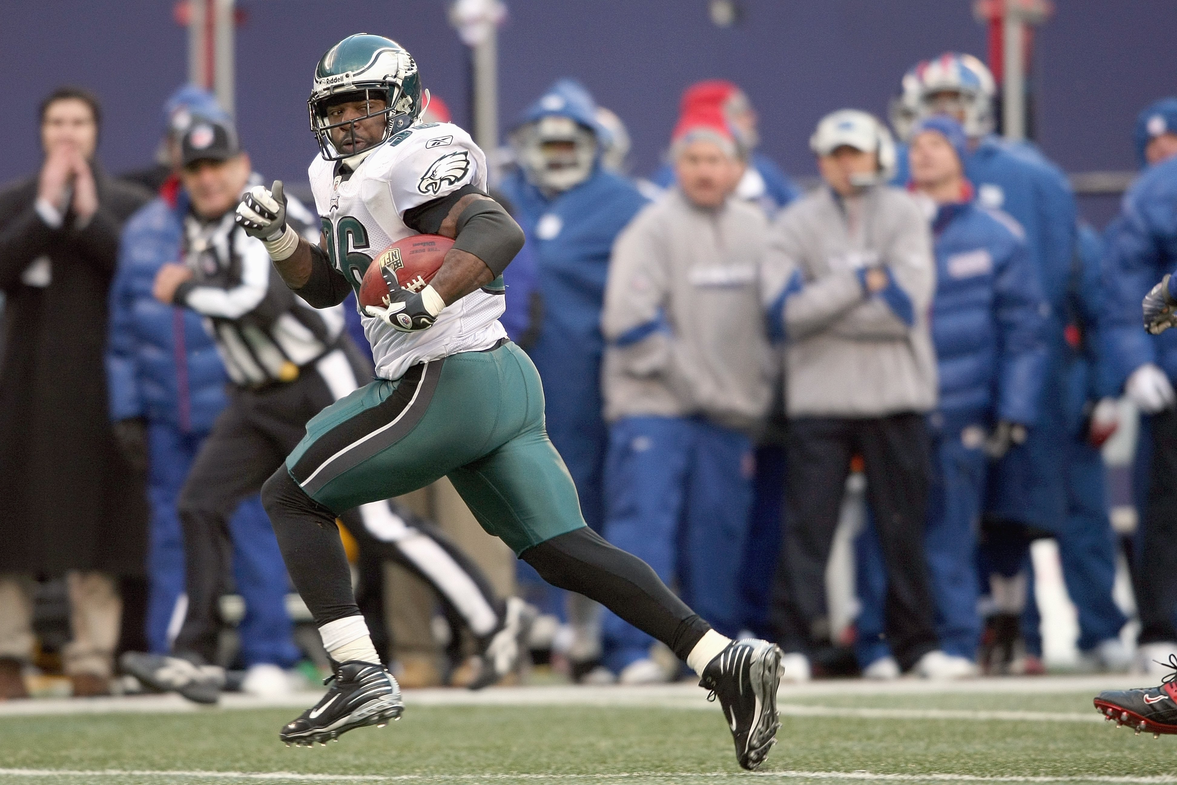 EAST RUTHERFORD, NJ - DECEMBER 7:  Brian Westbrook #36 of the Philadelphia Eagles carries the ball against the New York Giants at Giants Stadium on December 7, 2008 in East Rutherford, New Jersey. (Photo by Nick Laham/Getty Images)