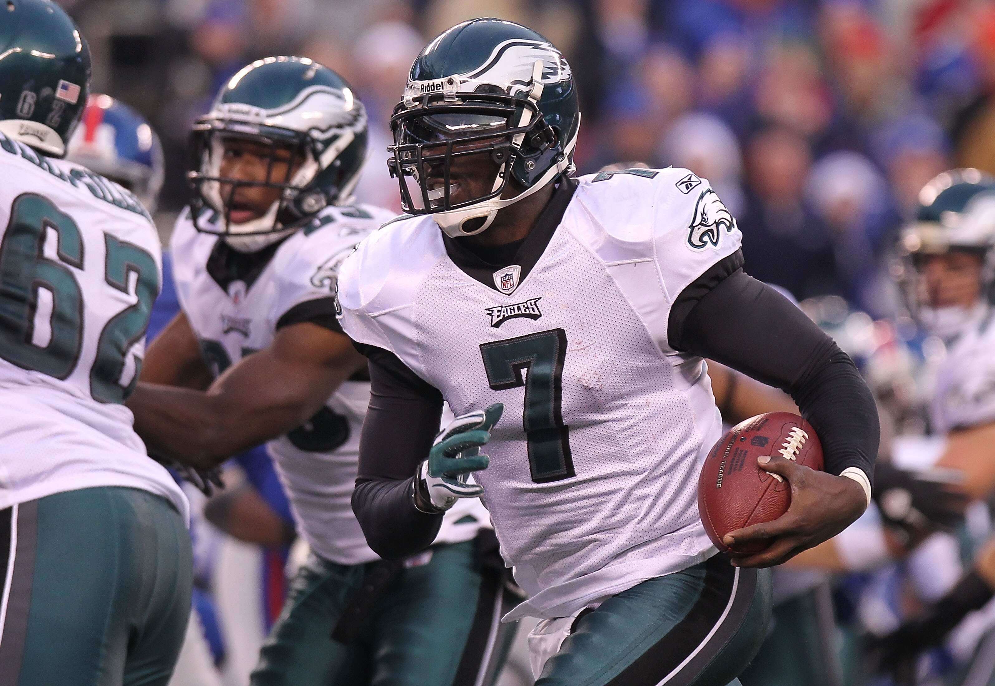 EAST RUTHERFORD, NJ - DECEMBER 19:  Michael Vick #7 of the Philadelphia Eagles rushes for a touchdown against the New York Giants at New Meadowlands Stadium on December 19, 2010 in East Rutherford, New Jersey.  (Photo by Nick Laham/Getty Images)