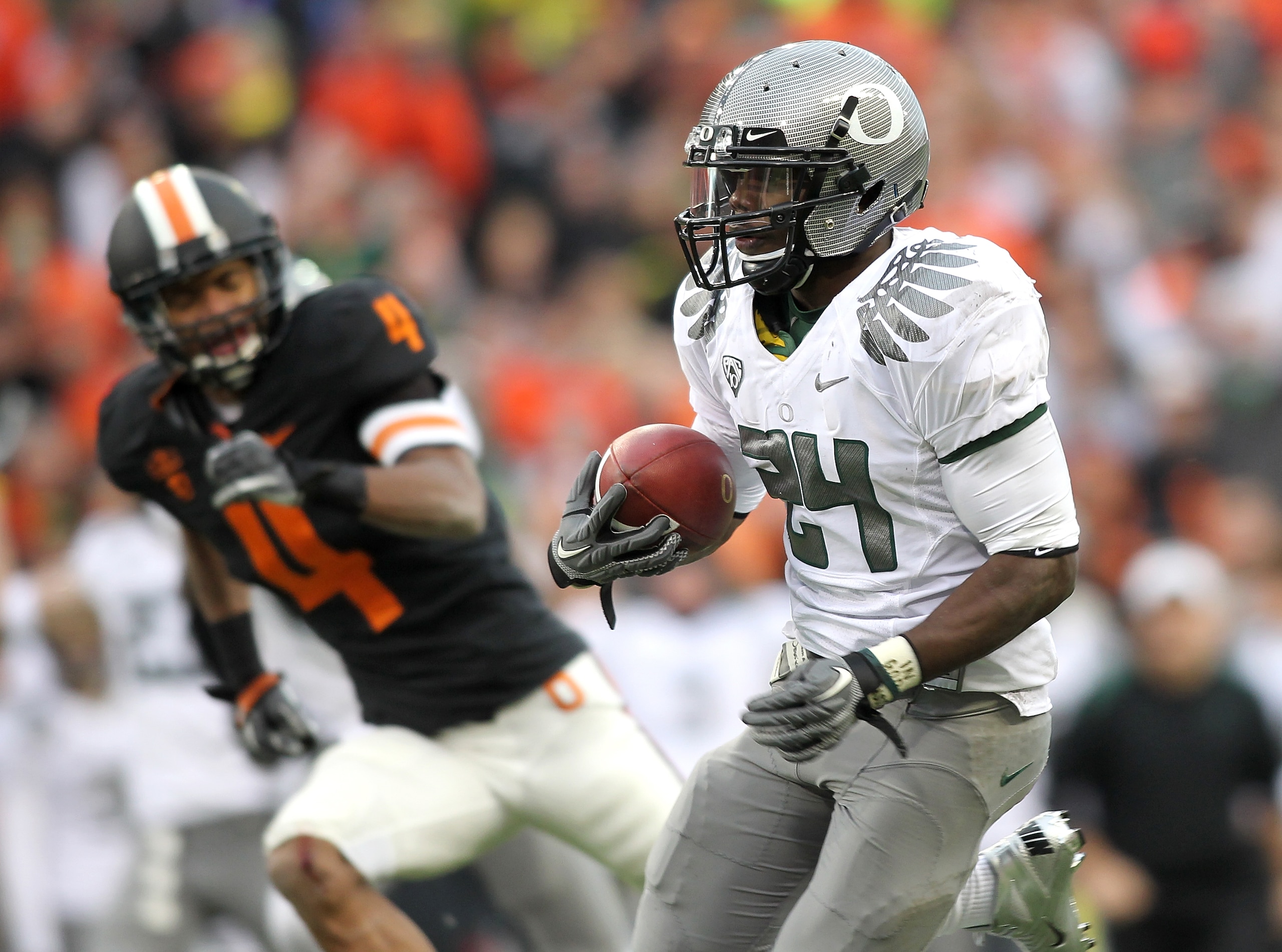 CORVALLIS, OR - DECEMBER 04:  Kenjon Barner #24 of the Oregon Ducks runs for a touchdown against the Oregon State Beavers during the 114th Civil War on December 4, 2010 at the Reser Stadium in Corvallis, Oregon.  (Photo by Jonathan Ferrey/Getty Images)