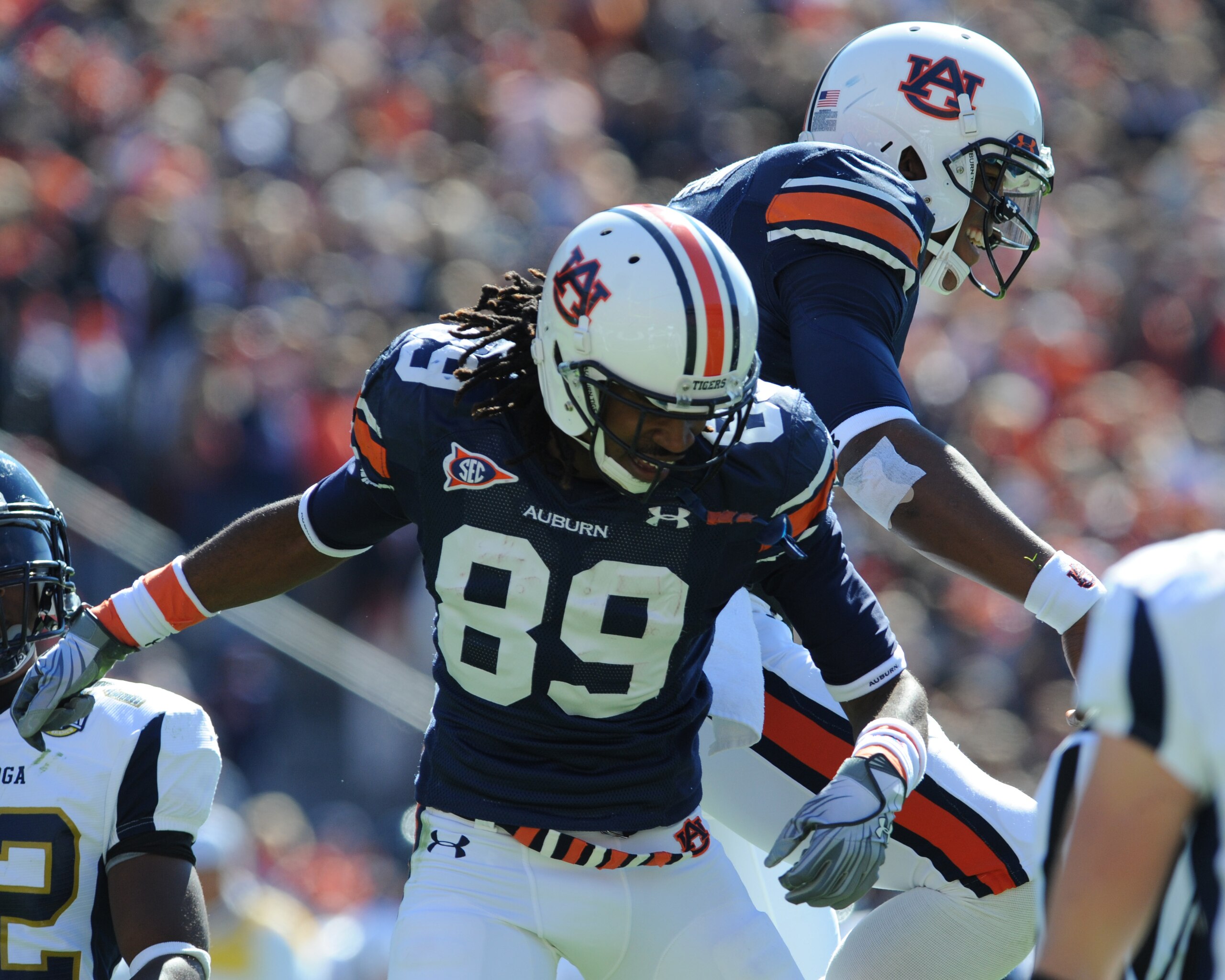 AUBURN, AL - NOVEMBER 06:  Wide receiver Darvin Adams #89 of the Auburn Tigers stretches for a touchdown with a pass against the Chattanooga Mocs November 6, 2010 at Jordan-Hare Stadium in Auburn, Alabama.  (Photo by Al Messerschmidt/Getty Images)