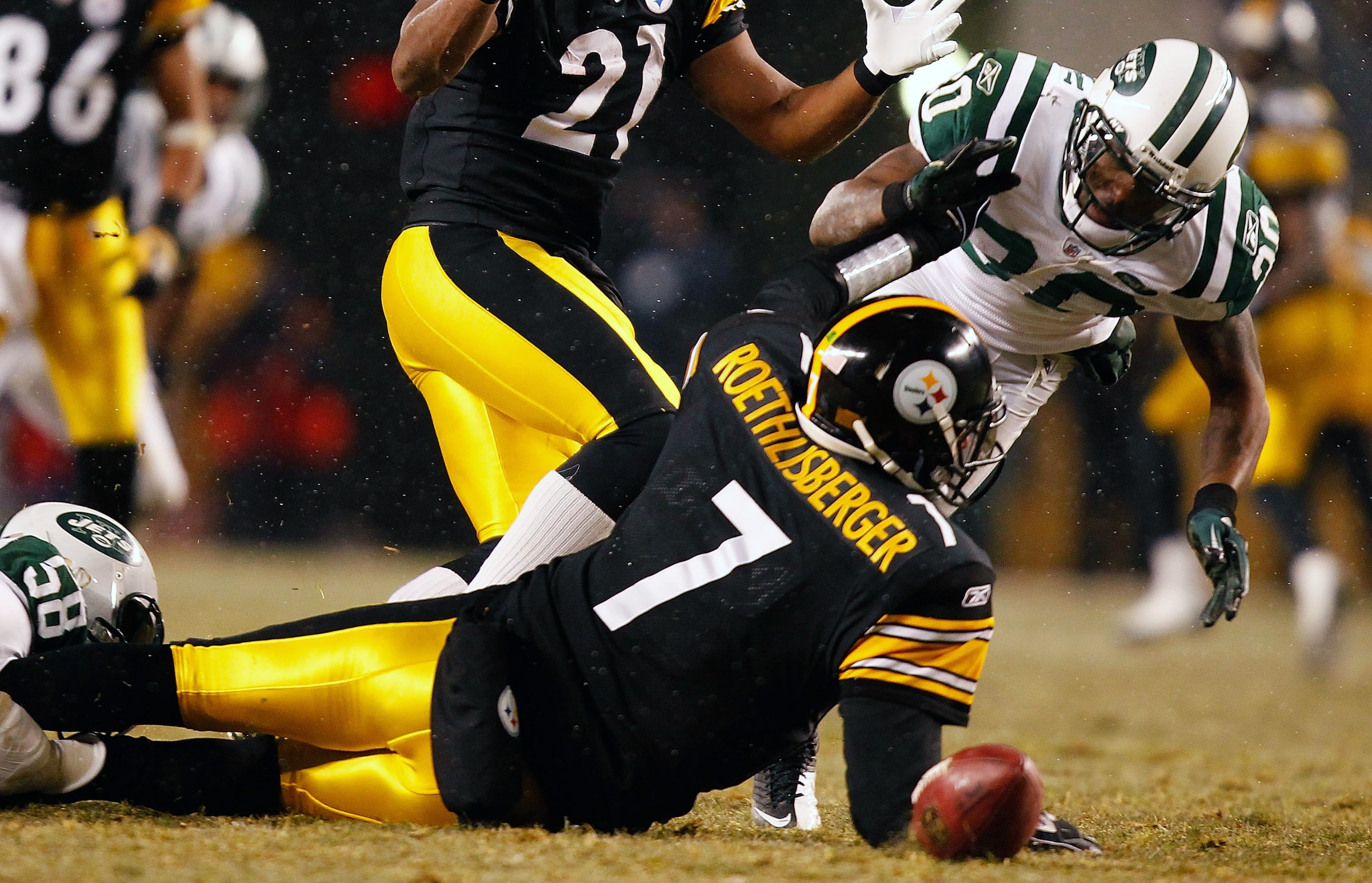 PITTSBURGH - DECEMBER 19: Drew Coleman #30 of the New York Jets reaches for a loose ball in front of Ben Roethlisberger #7 of the Pittsburgh Steelers during the game on December 19, 2010 at Heinz Field in Pittsburgh, Pennsylvania. (Photo by Jared Wicker PITTSBURGH - DECEMBER 19: Drew Coleman #30 of the New York Jets reaches for a loose ball in front of Ben Roethlisberger #7 of the Pittsburgh Steelers during the game on December 19, 2010 at Heinz Field in Pittsburgh, Pennsylvania. (Photo by Jared Wicker