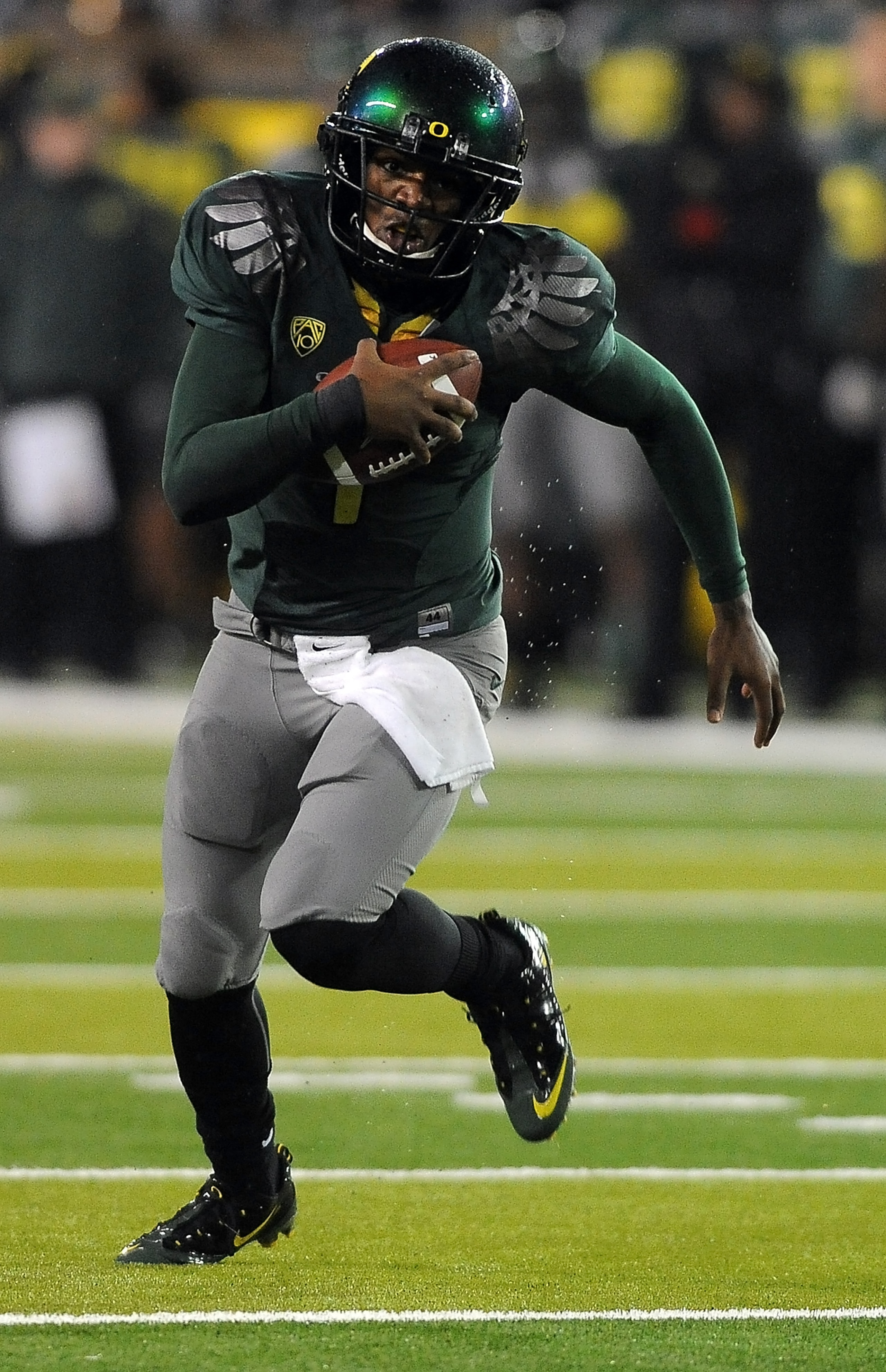 EUGENE, OR - NOVEMBER 26: Quarterback Darron Thomas #1 of the Oregon Ducks heads for the end zone and a touchdown in the third quarter of the game against the Arizona Wildcats at Autzen Stadium on November 26, 2010 in Eugene, Oregon.The Ducks won the game
