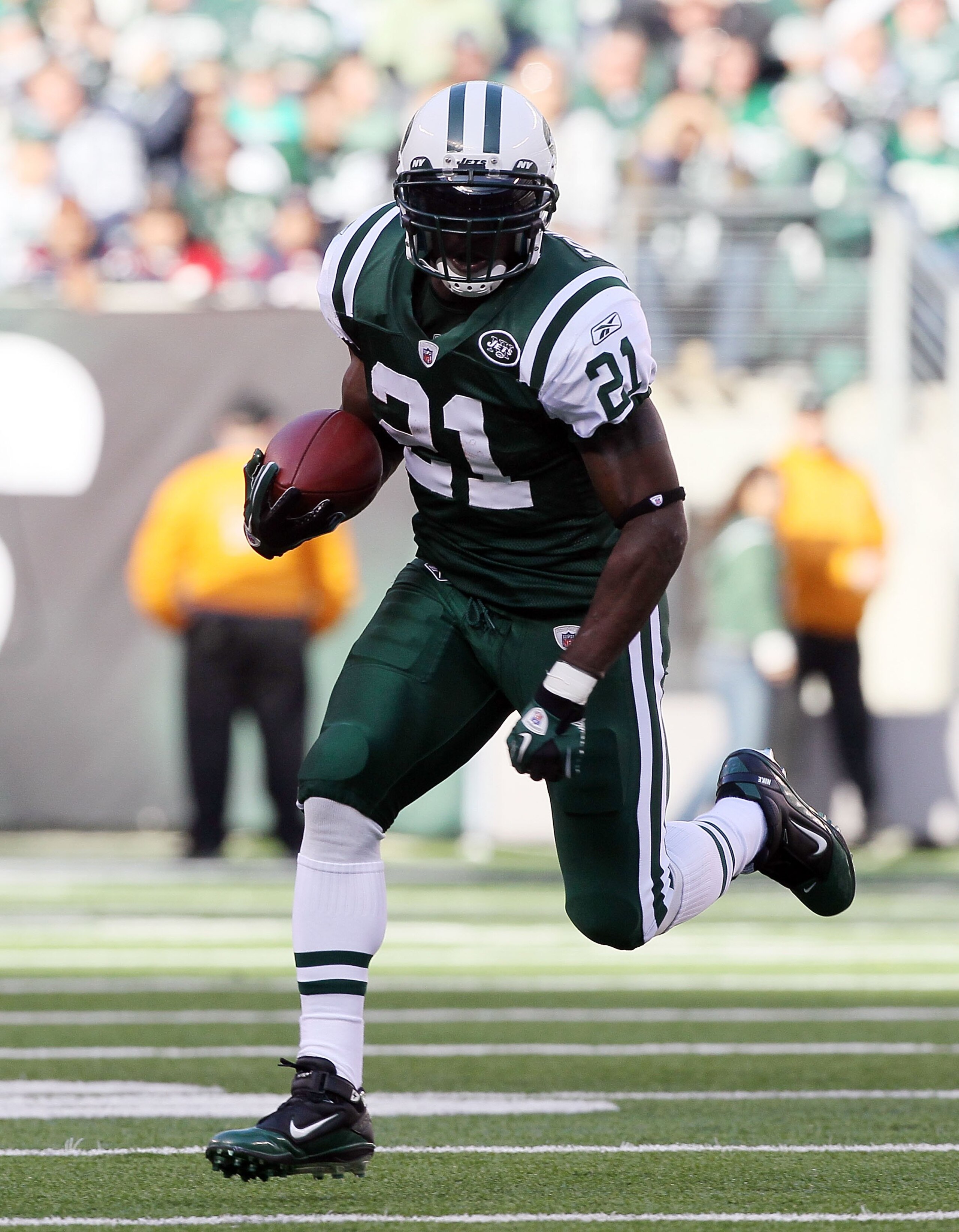 EAST RUTHERFORD, NJ - NOVEMBER 21:  LaDainian Tomlinson #21 of the New York Jets runs against the Houston Texans on November 21, 2010 at the New Meadowlands Stadium in East Rutherford, New Jersey.  (Photo by Jim McIsaac/Getty Images)