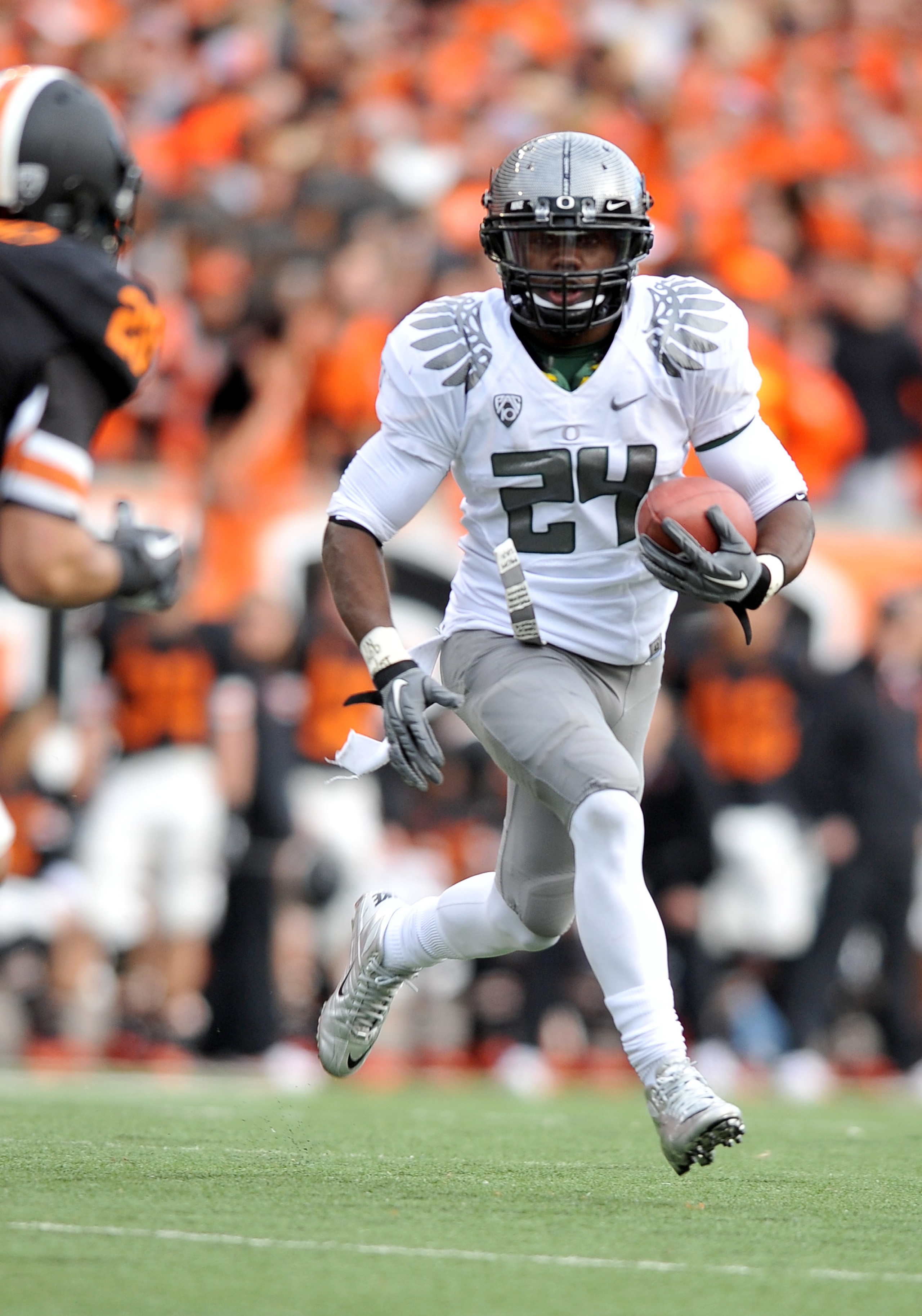 CORVALLIS, OR - DECEMBER 4: Running back Kenjon Barner #24 of the Oregon Ducks runs with the ball in the second quarter of the game against the the Oregon State Beavers at Reser Stadium on December 4, 2010 in Corvallis, Oregon. The Ducks beat the Beavers CORVALLIS, OR - DECEMBER 4: Running back Kenjon Barner #24 of the Oregon Ducks runs with the ball in the second quarter of the game against the the Oregon State Beavers at Reser Stadium on December 4, 2010 in Corvallis, Oregon. The Ducks beat the Beavers