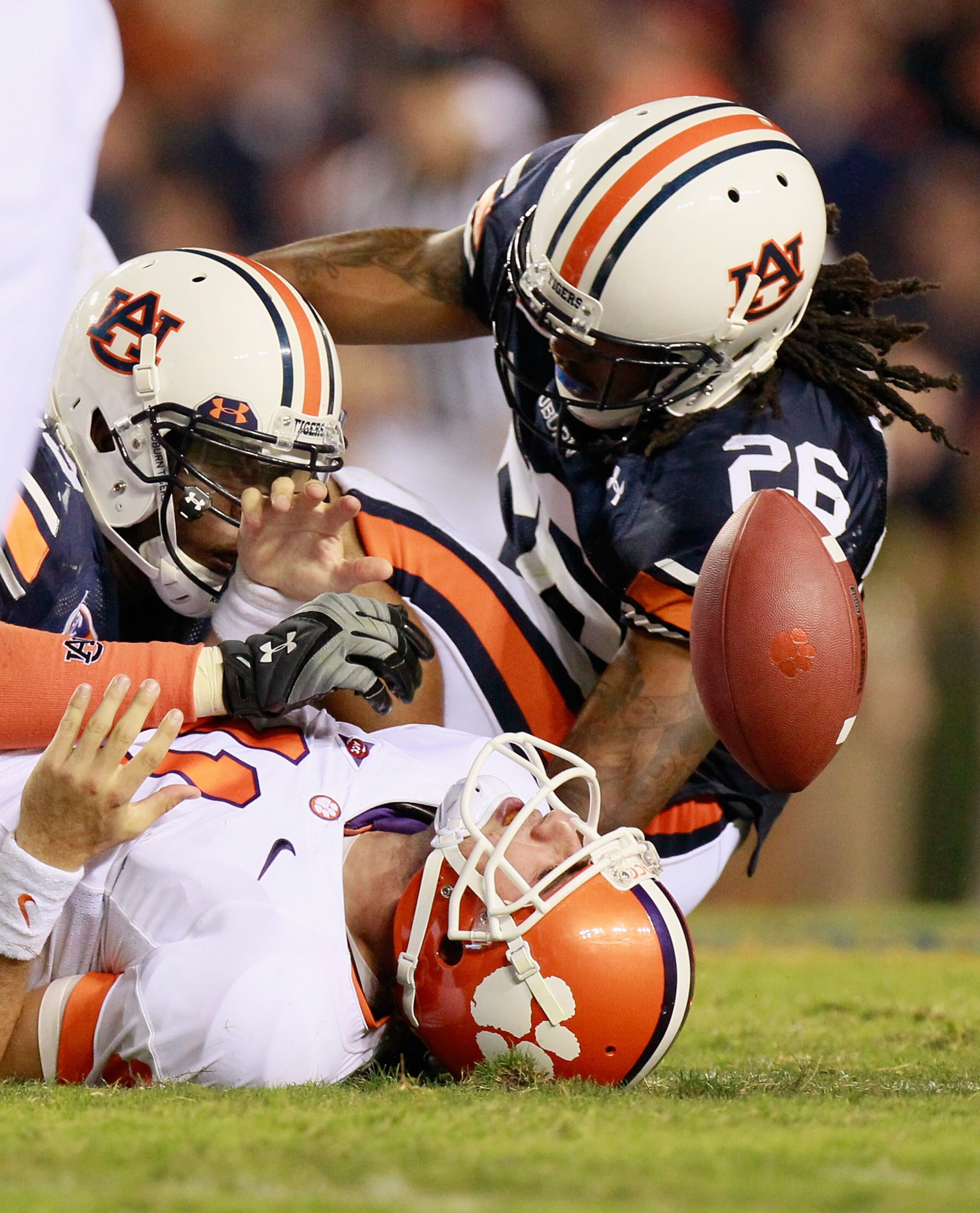 AUBURN, AL - SEPTEMBER 18:  Antoine Carter #45 and Mike McNeil #26 of the Auburn Tigers tackle quarterback Kyle Parker #11 of the Clemson Tigers at Jordan-Hare Stadium on September 18, 2010 in Auburn, Alabama.  (Photo by Kevin C. Cox/Getty Images)
