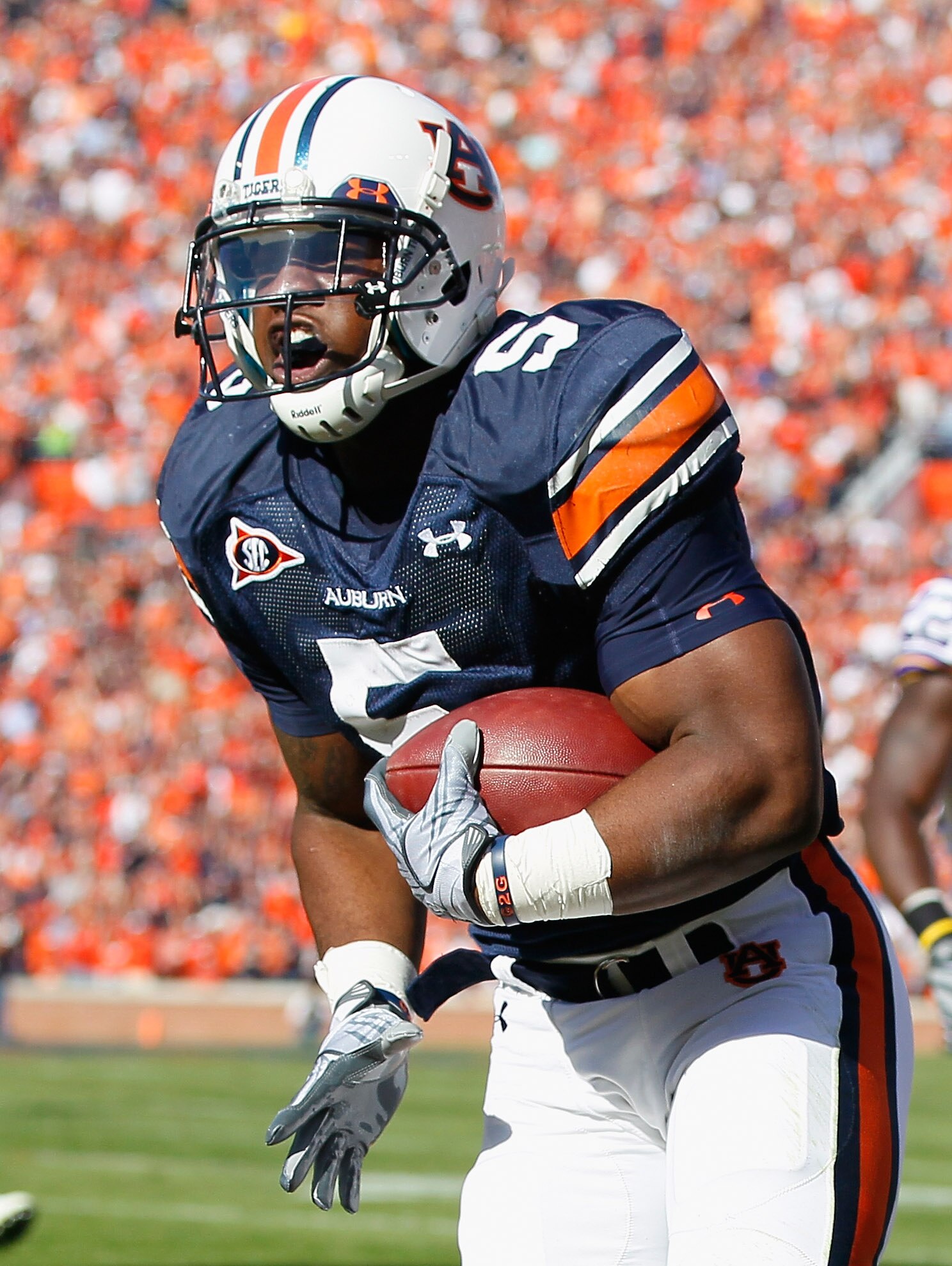 AUBURN, AL - OCTOBER 23:  Michael Dyer #5 of the Auburn Tigers against the LSU Tigers at Jordan-Hare Stadium on October 23, 2010 in Auburn, Alabama.  (Photo by Kevin C. Cox/Getty Images)