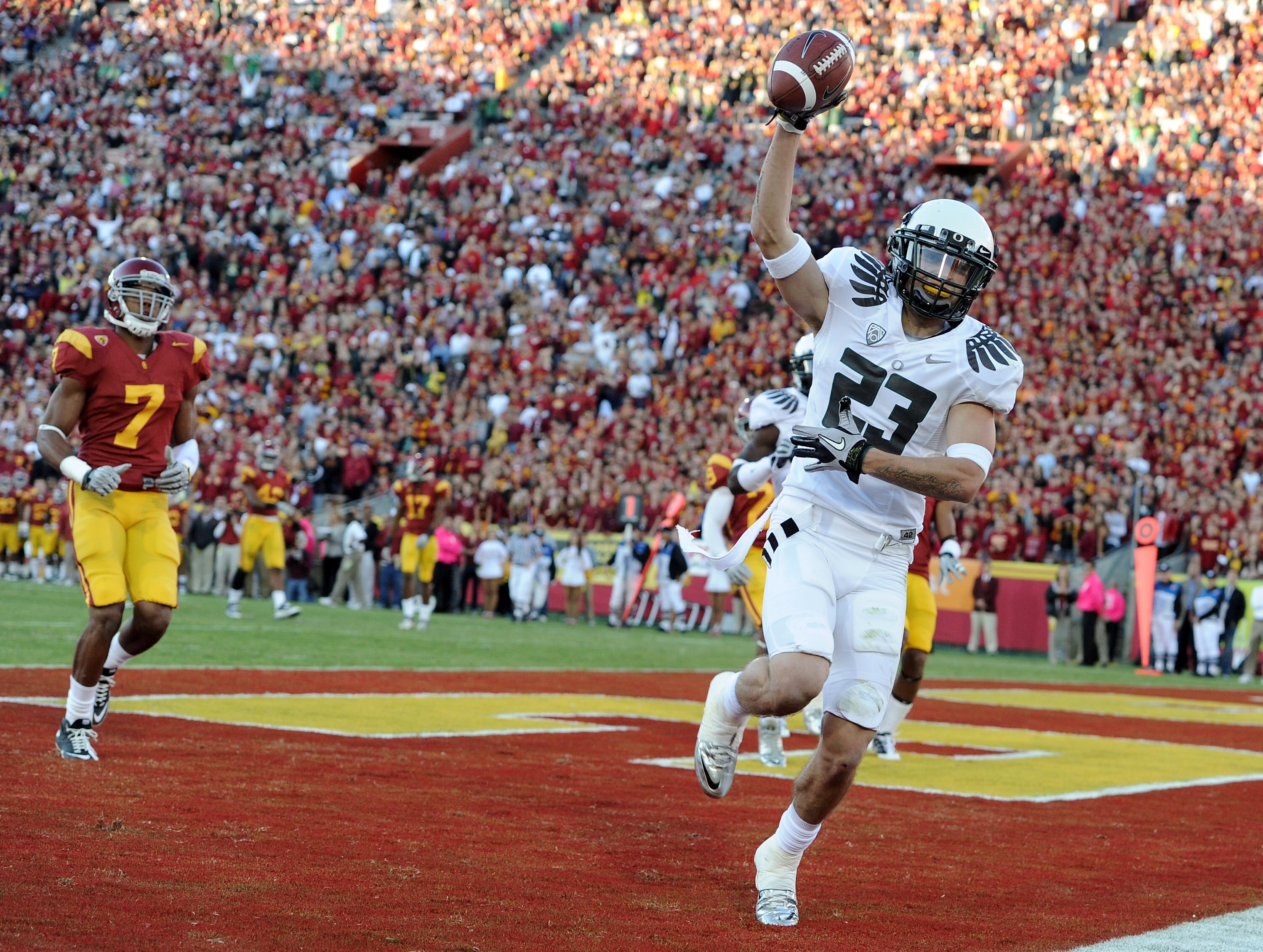 LOS ANGELES, CA - OCTOBER 30:  Jeff Maehl #23 of the Oregon Ducks celebrates his catch for a touchdown in front of T.J McDonald #7 of the USC Trojans for a 7-3 lead during the first quarter at Los Angeles Memorial Coliseum on October 30, 2010 in Los Angel