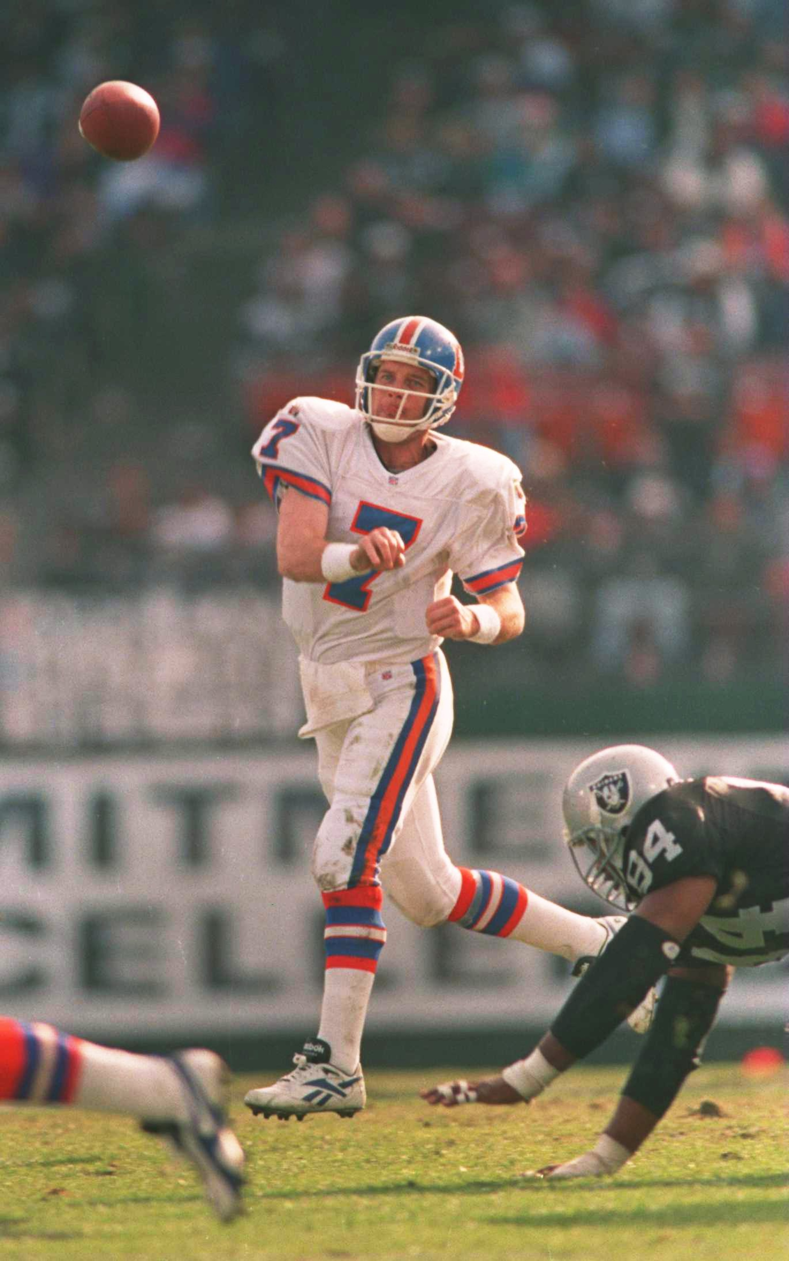24 DEC 1995:  QUARTERBACK JOHN ELWAY OF THE DENVER BRONCOS IN ACTION DURING THE FIRST HALF AT THE OAKLAND COLISEUM IN OAKLAND, CALIFORNIA.  THE BRONCOS BEAT THE RAIDERS 31-28 TO ELIMINATE THE RAIDERS FROM THE PLAYOFFS. Mandatory Credit: Otto Greule/ALLSPO