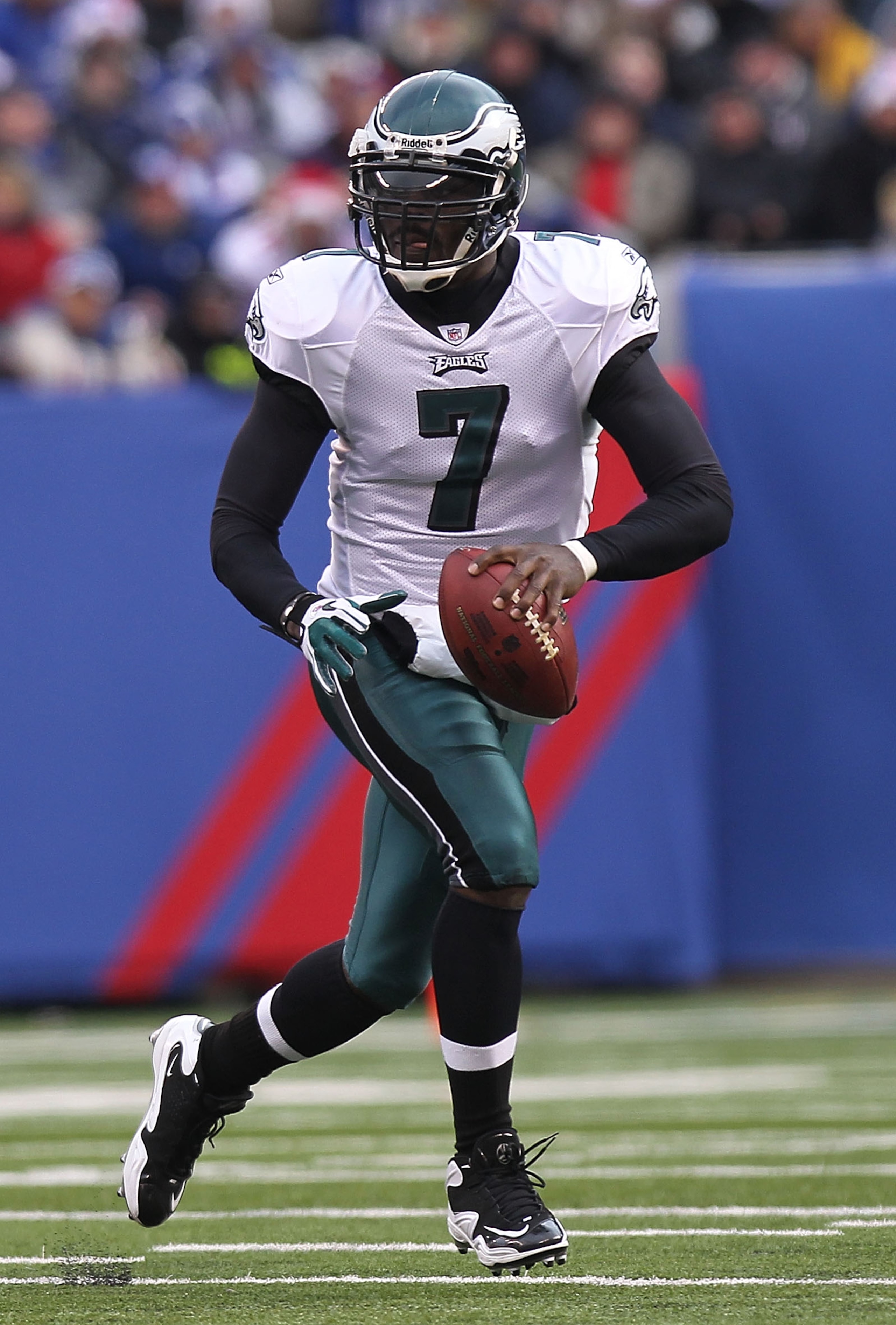 EAST RUTHERFORD, NJ - DECEMBER 19:  Michael Vick #7 of the Philadelphia Eagles rushes against the New York Giants at New Meadowlands Stadium on December 19, 2010 in East Rutherford, New Jersey.  (Photo by Nick Laham/Getty Images)