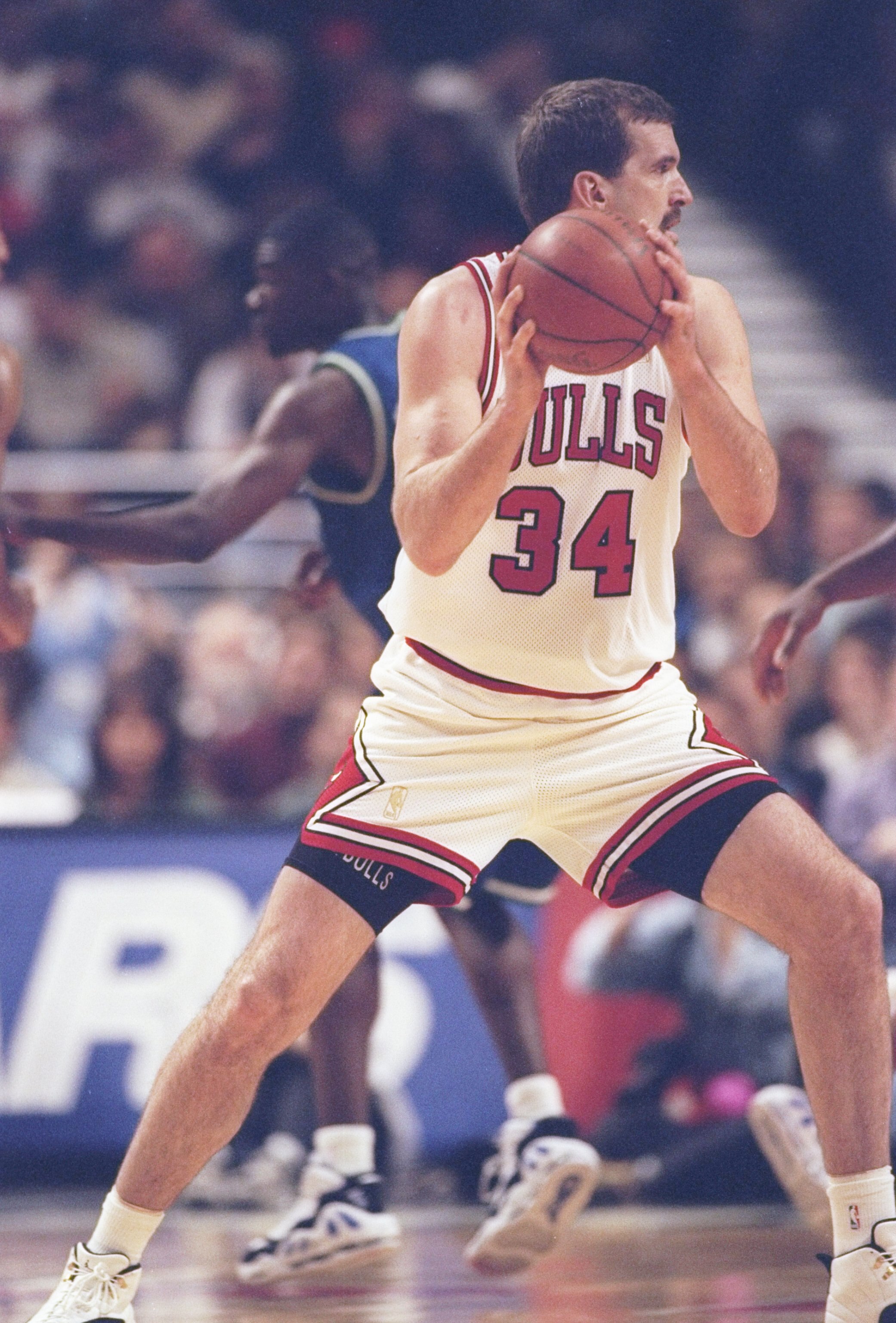 25 Mar 1997:  Center Bill Wennington of the Chicago Bulls looks to pass the ball during a game against the Dallas Mavericks at the United Center in Chicago, Illinois.  The Bulls won the game 94-92.  Mandatory Credit: Jonathan Daniel  /Allsport