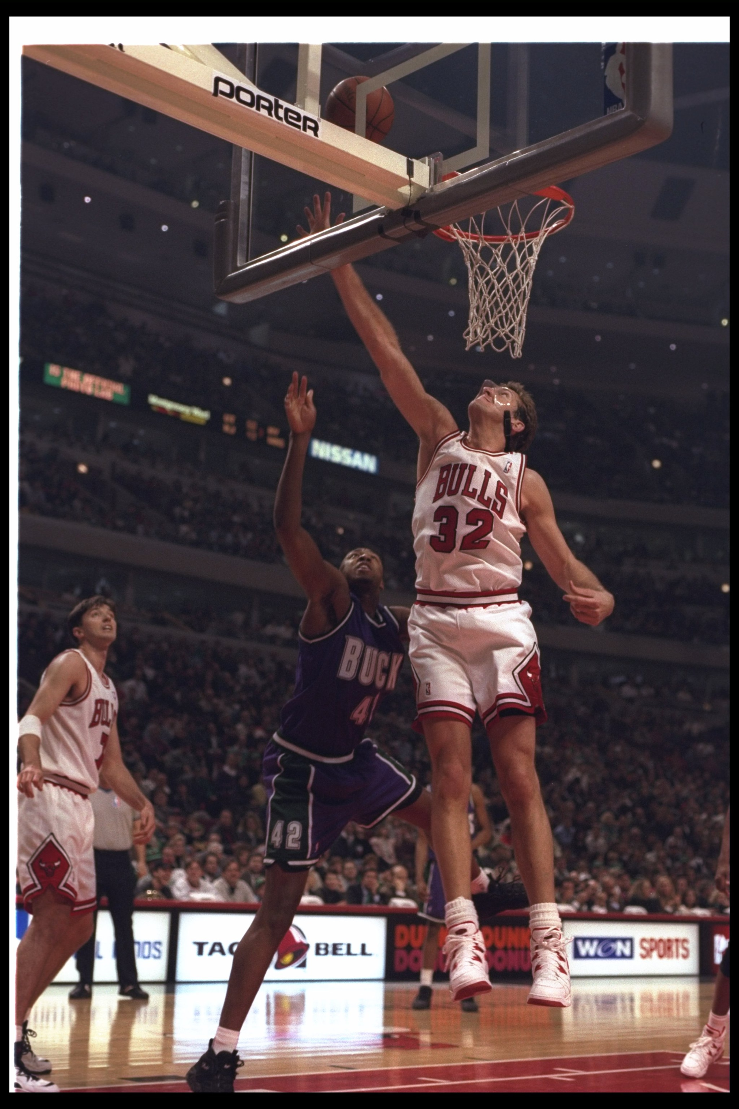 15 Mar 1995: Center Will Perdue of the Chicago Bulls (right) goes up for two during a game against the Atlanta Hawks at the United Center in Chicago, Illinois. The Bulls won the game, 99-86. Mandatory Credit: Jonathan Daniel /Allsport 15 Mar 1995: Center Will Perdue of the Chicago Bulls (right) goes up for two during a game against the Atlanta Hawks at the United Center in Chicago, Illinois. The Bulls won the game, 99-86. Mandatory Credit: Jonathan Daniel /Allsport