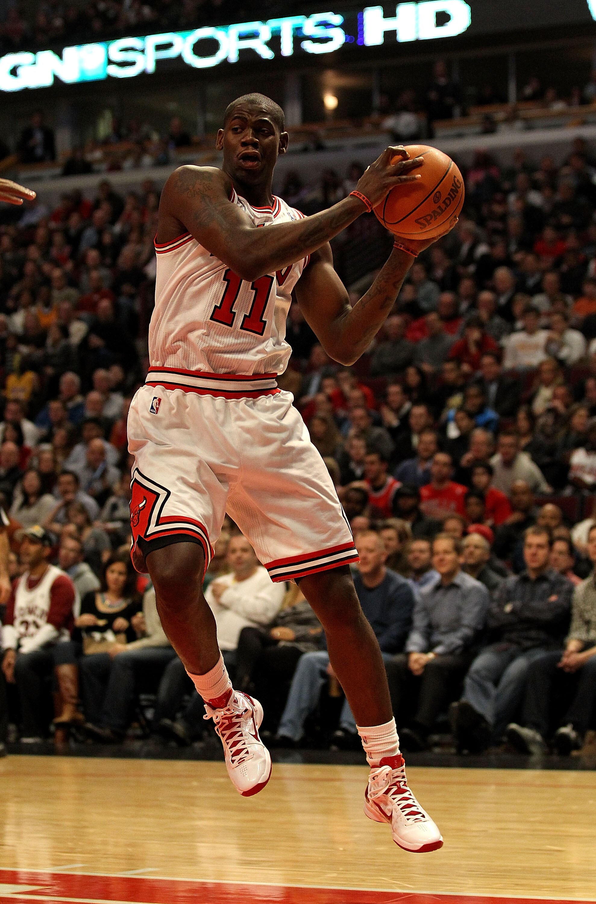 CHICAGO, IL - DECEMBER 10: Ronnie Brewer #11 of the Chicago Bulls drives to the basket against the Los Angeles Lakers at the United Center on December 10, 2010 in Chicago, Illinois. The Bulls defeated the Lakers 88-84. NOTE TO USER: User expressly acknowl