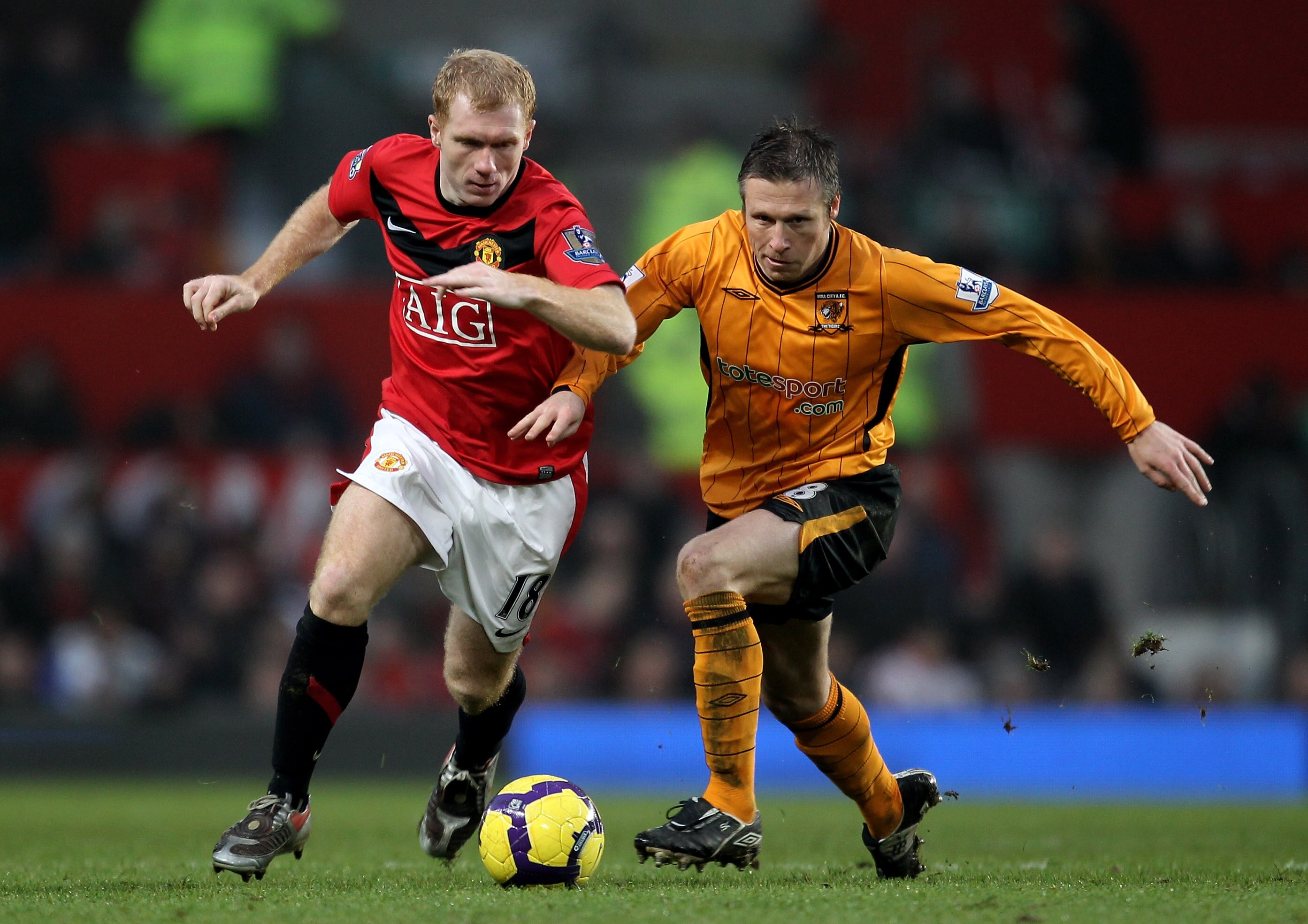MANCHESTER, ENGLAND - JANUARY 23:  Paul Scholes battles with Nick Barmby of Hull during the Barclays Premier League match between Manchester United and Hull City at Old Trafford on January 23, 2010 in Manchester, England.  (Photo by Julian Finney/Getty Im