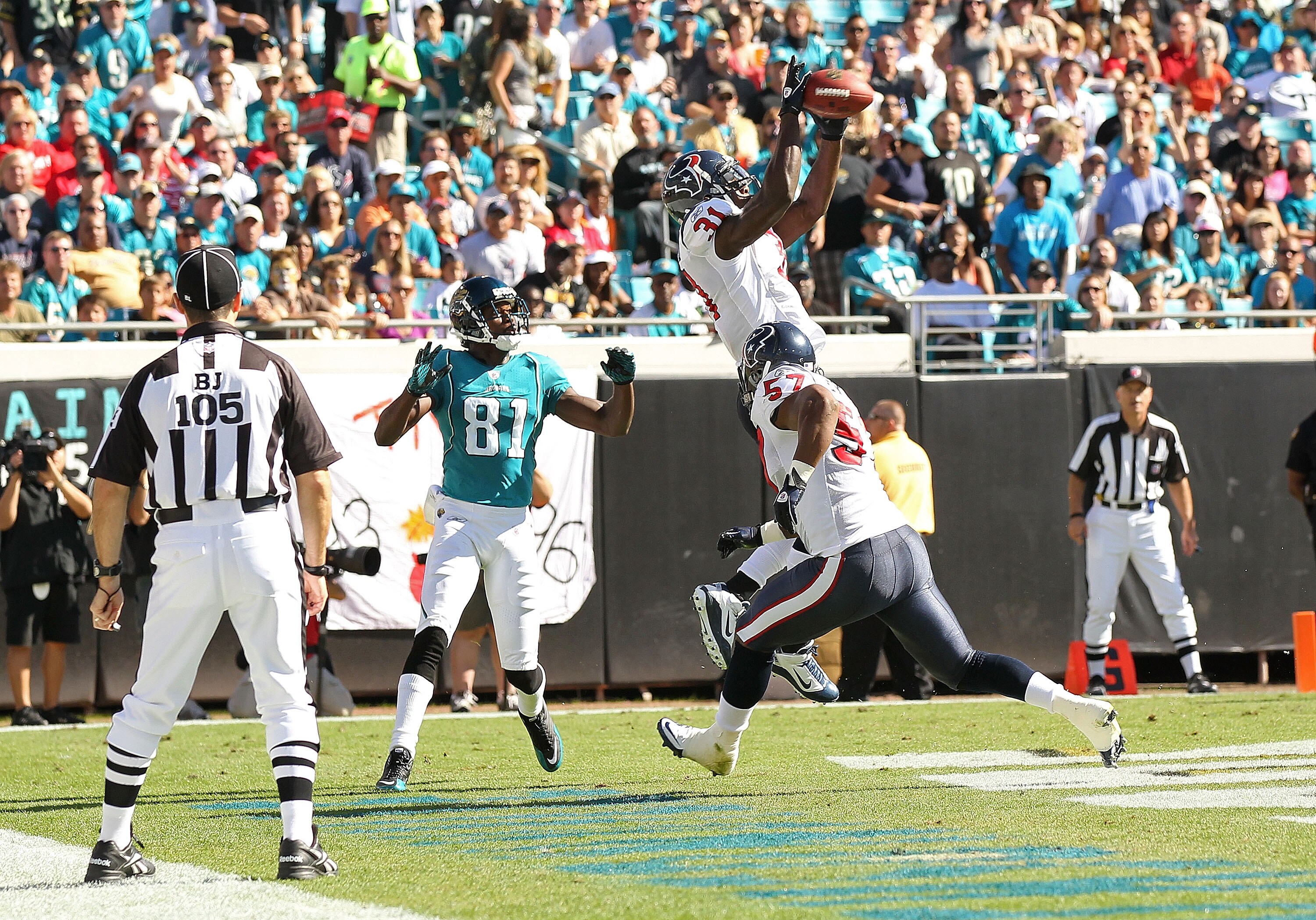 JACKSONVILLE, FL - NOVEMBER 14:  Bernard Pollard #31 of the Houston Texans breaks up a pass intended for Kassim Osgood #81 during a game against the Jacksonville Jaguars at EverBank Field on November 14, 2010 in Jacksonville, Florida.  (Photo by Mike Ehrm