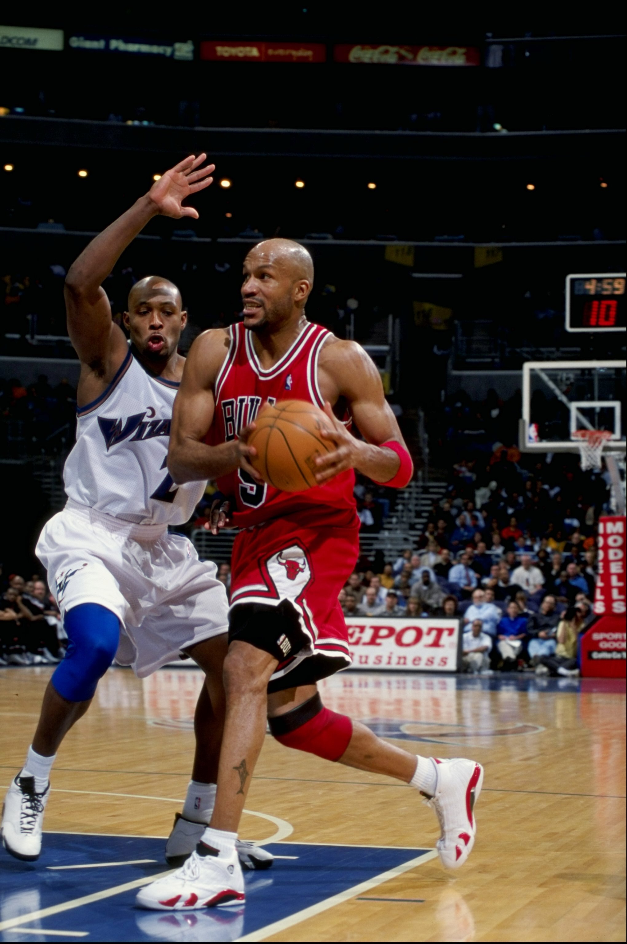 19 Feb 1999:  Ron Harper #9 of the Chicago Bulls in action during the game against the Washington Wizards at the MCI Center in Washington, D.C. The Wizards defeated the Bull 93-91.  Mandatory Credit: Doug Pensinger  /Allsport