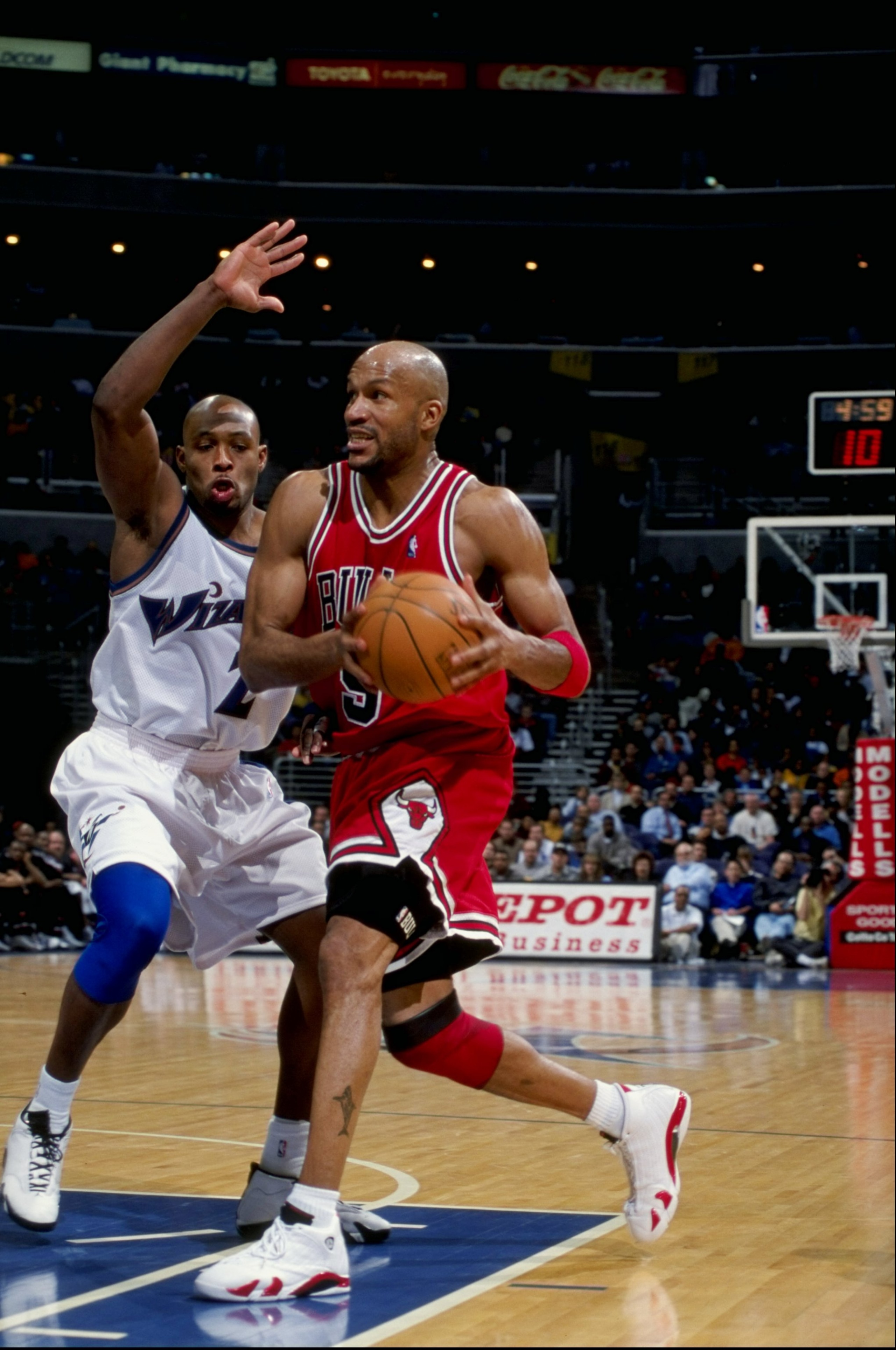 19 Feb 1999: Ron Harper #9 of the Chicago Bulls in action during the game against the Washington Wizards at the MCI Center in Washington, D.C. The Wizards defeated the Bull 93-91. Mandatory Credit: Doug Pensinger /Allsport 19 Feb 1999: Ron Harper #9 of the Chicago Bulls in action during the game against the Washington Wizards at the MCI Center in Washington, D.C. The Wizards defeated the Bull 93-91. Mandatory Credit: Doug Pensinger /Allsport