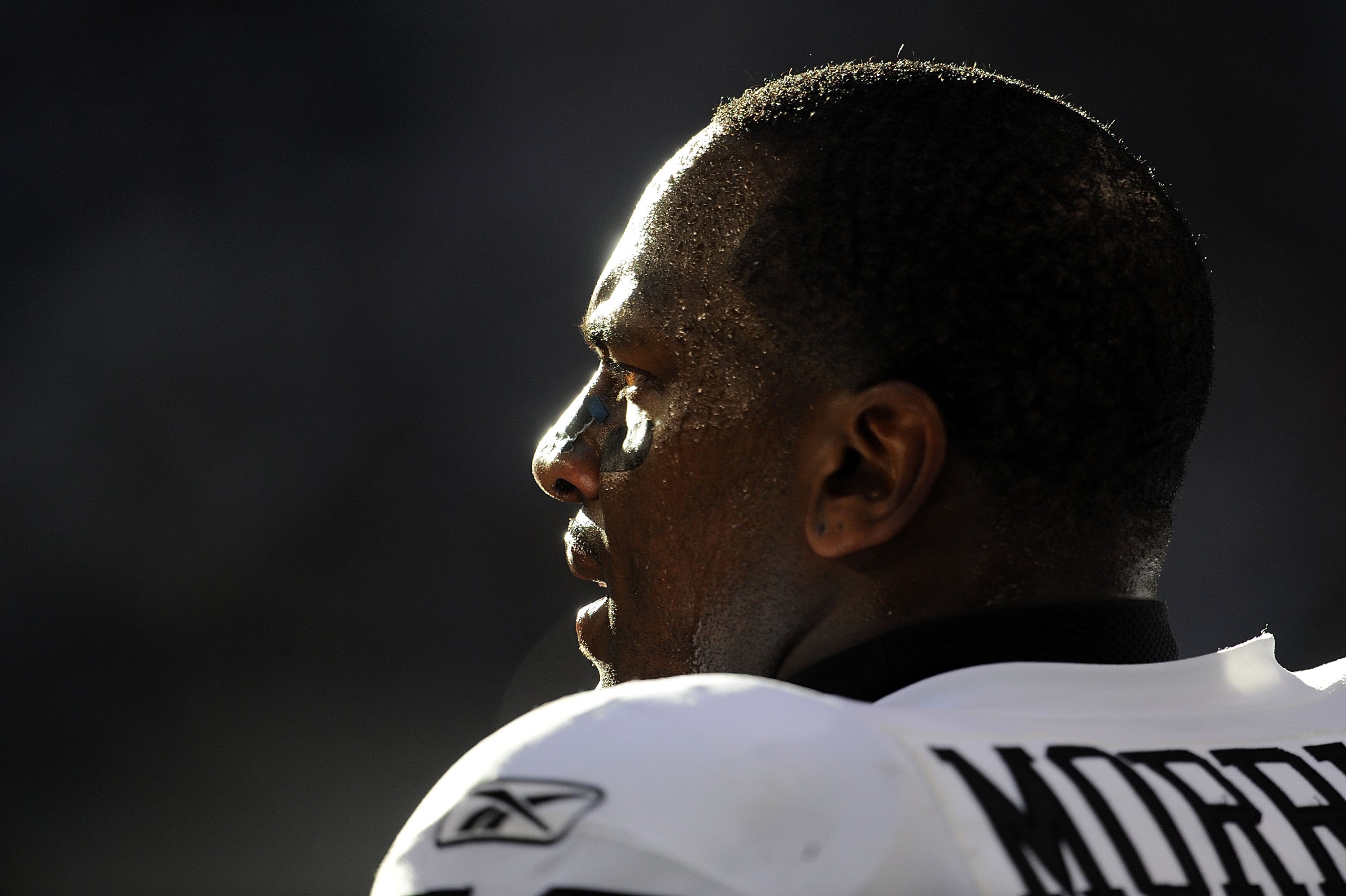 ARLINGTON, TX - NOVEMBER 26:  Linebacker Kirk Morrison #52 of the Oakland Raiders at Cowboys Stadium on November 26, 2009 in Arlington, Texas.  (Photo by Ronald Martinez/Getty Images)