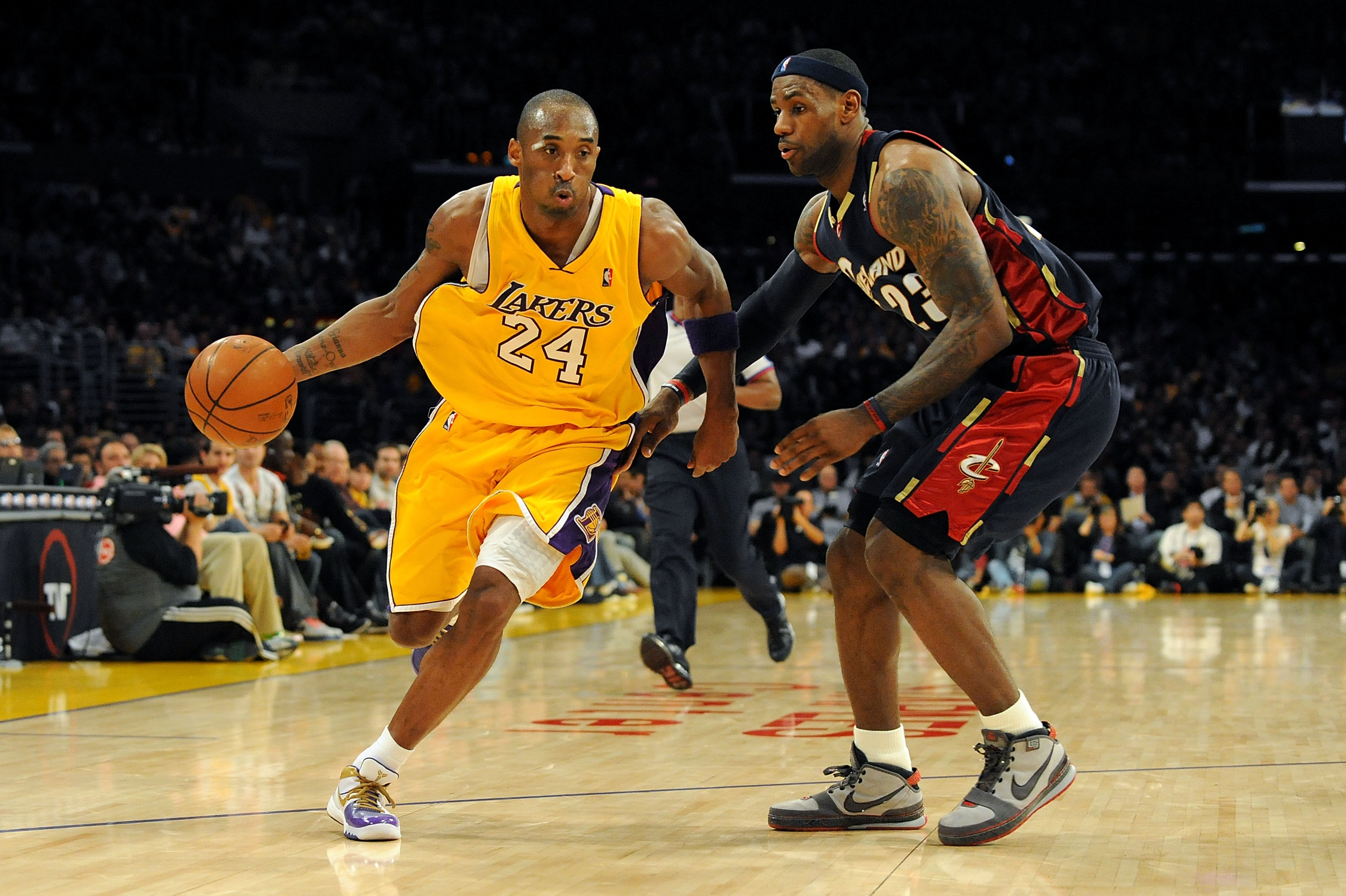 LOS ANGELES, CA - JANUARY 19:  Kobe Bryant #24 of the Los Angeles Lakers drives the ball against LeBron James #23 of the Cleveland Cavaliers during the third quarter at Staples Center on January 19, 2009 in Los Angeles, California.  (Photo by Harry How/Ge