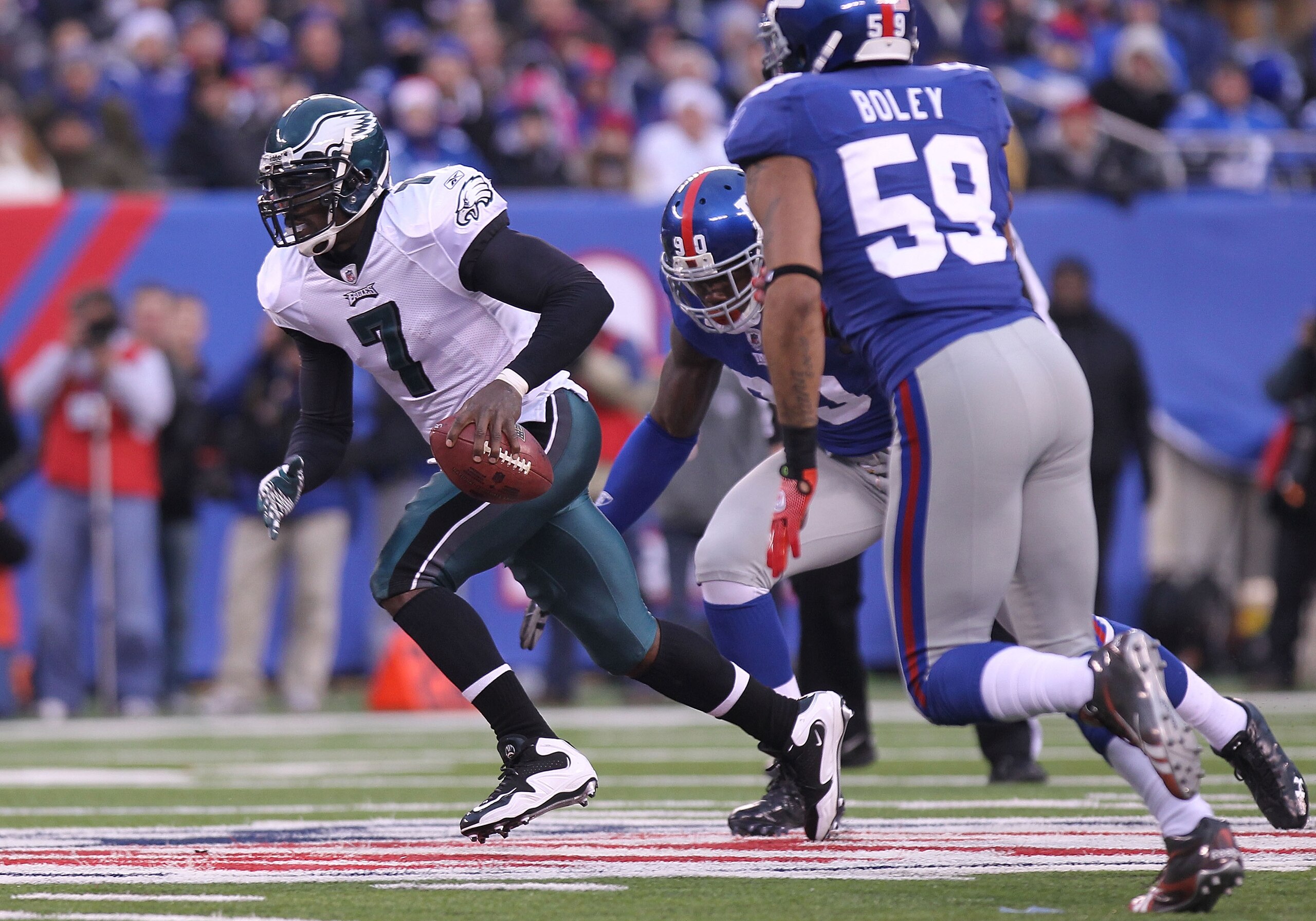 EAST RUTHERFORD, NJ - DECEMBER 19: Michael Vick #7 of the Philadelphia Eagles rushes against the New York Giants at New Meadowlands Stadium on December 19, 2010 in East Rutherford, New Jersey. (Photo by Nick Laham/Getty Images) EAST RUTHERFORD, NJ - DECEMBER 19: Michael Vick #7 of the Philadelphia Eagles rushes against the New York Giants at New Meadowlands Stadium on December 19, 2010 in East Rutherford, New Jersey. (Photo by Nick Laham/Getty Images)