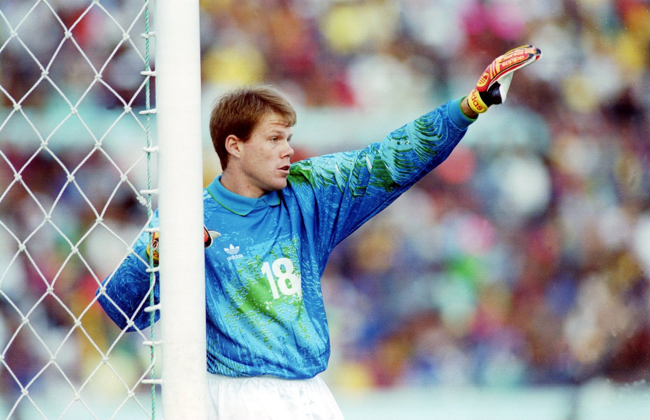 JUN 1993:  BRAD FRIEDEL THE USA GOALKEEPER IN ACTION DURING THE 1993 US CUP .  Mandatory Credit: Shaun Botterill/ALLSPORT