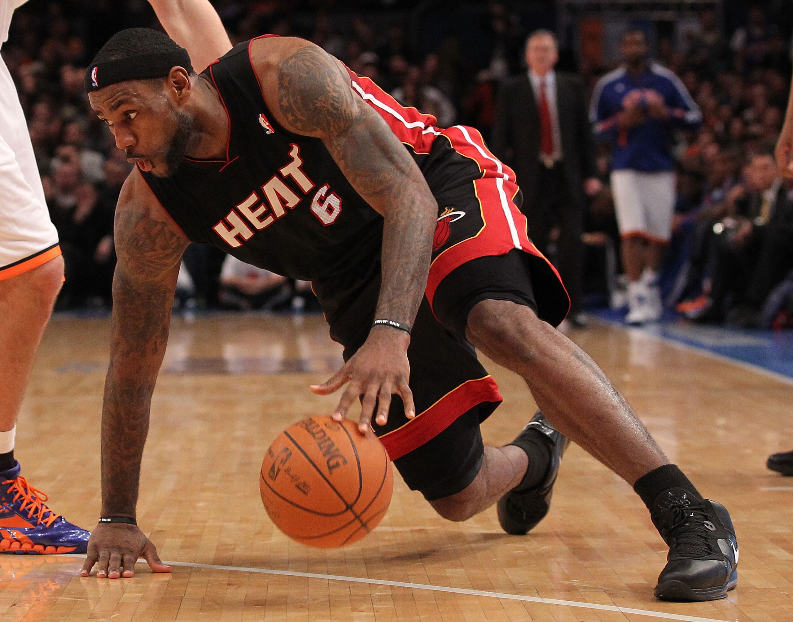 NEW YORK, NY - DECEMBER 17: LeBron James #6 of the Miami Heat drives to the basket against the New York Knicks at Madison Square Garden on December 17, 2010 in New York City. NOTE TO USER: User expressly acknowledges and agrees that, by downloading and o NEW YORK, NY - DECEMBER 17: LeBron James #6 of the Miami Heat drives to the basket against the New York Knicks at Madison Square Garden on December 17, 2010 in New York City. NOTE TO USER: User expressly acknowledges and agrees that, by downloading and o