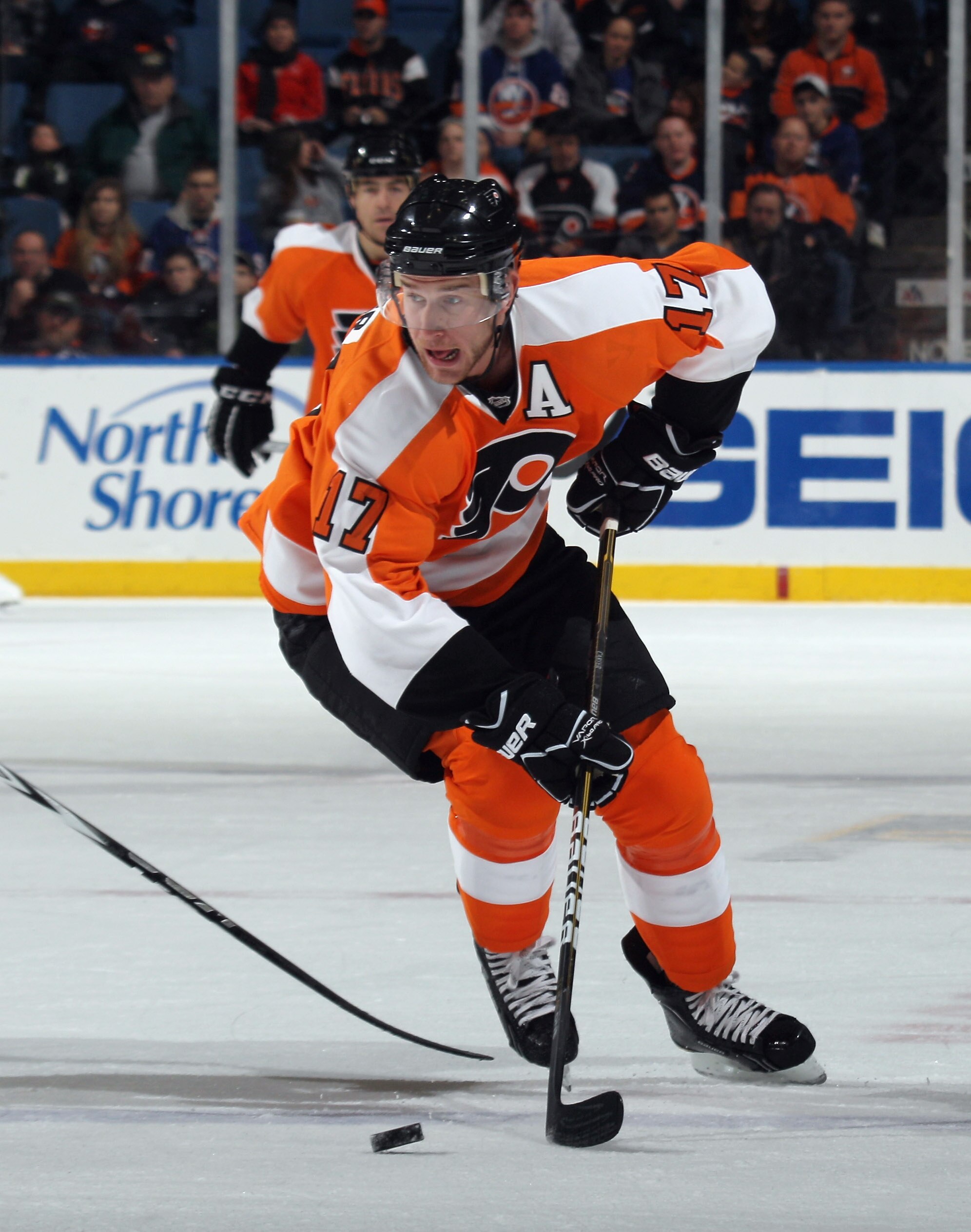 UNIONDALE, NY - DECEMBER 05:  Jeff Carter #17 of the Philadelphia Flyers skates against the New York Islanders at the Nassau Coliseum on December 5, 2010 in Uniondale, New York.  (Photo by Bruce Bennett/Getty Images)
