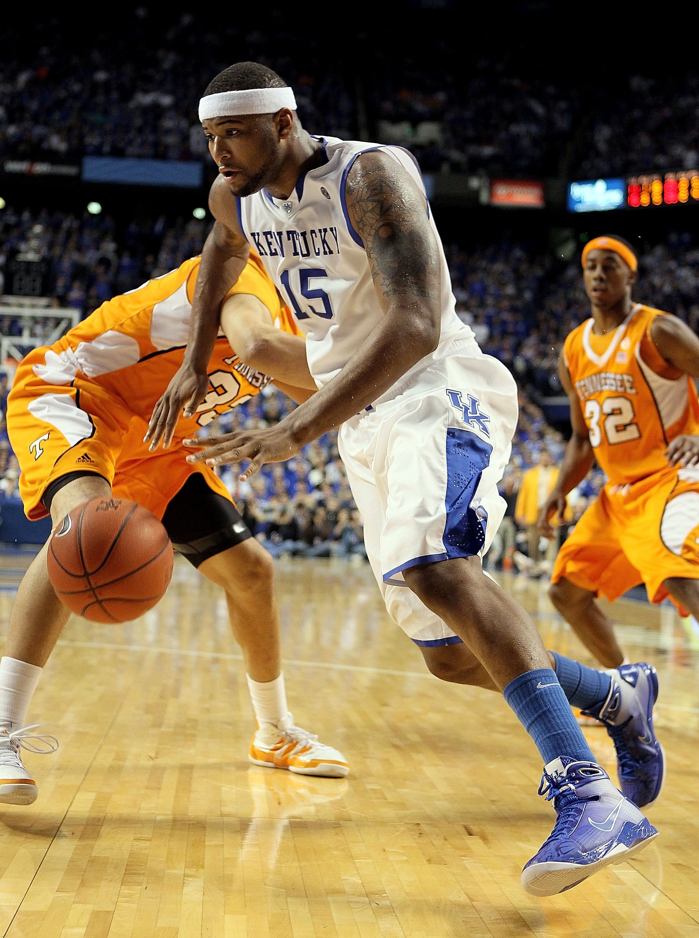 LEXINGTON, KY - FEBRUARY 13:  DeMarcus Cousins #15 of the Kentucky Wilcats dribbles the ball during the SEC game against the Tennessee Volunteers on February 13, 2010 at Rupp Arena in Lexington, Kentucky.  (Photo by Andy Lyons/Getty Images)
