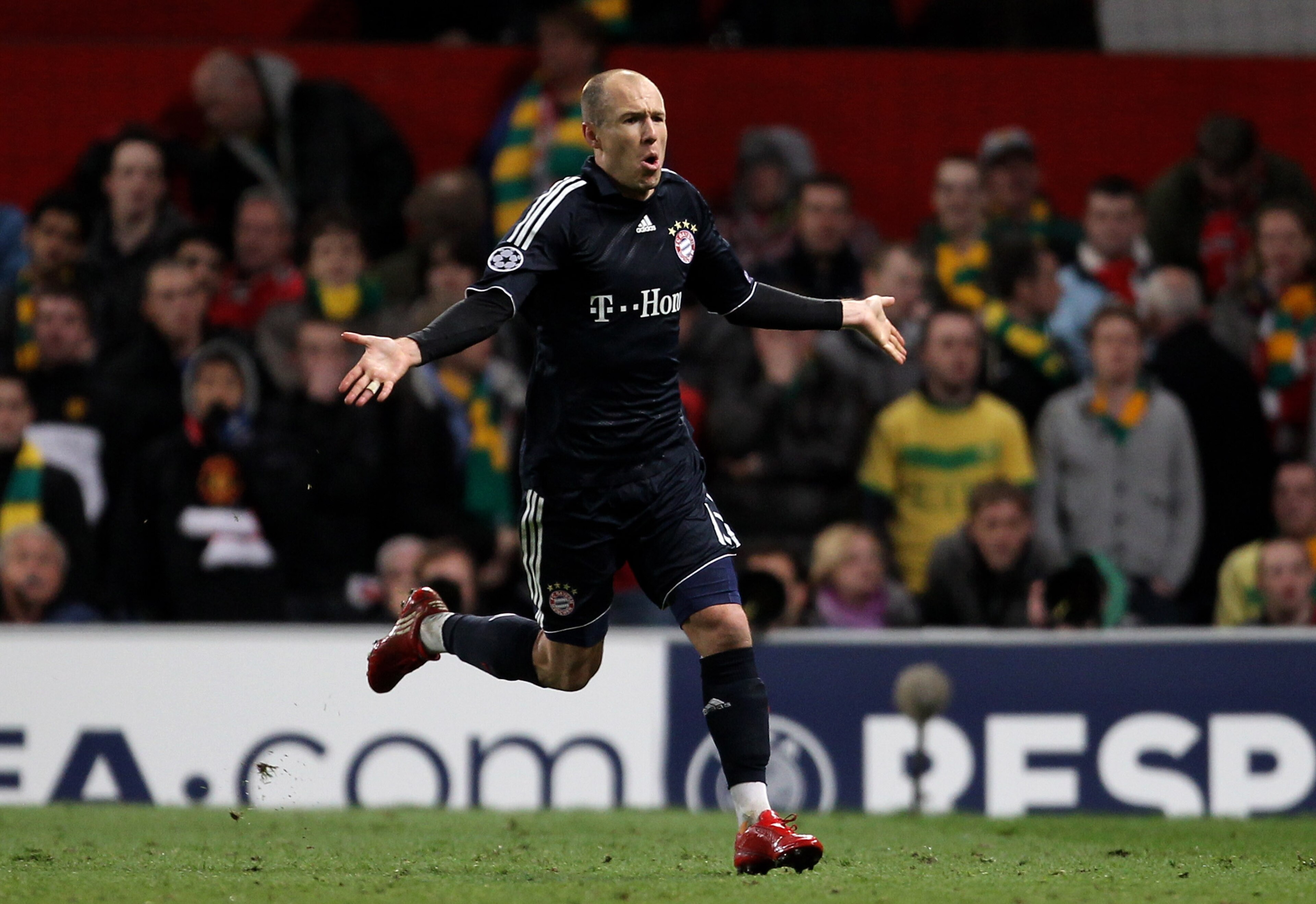 MANCHESTER, ENGLAND - APRIL 07: Arjen Robben of Bayern Muenchen celebrates scoring his team's second goal during the UEFA Champions League Quarter Final second leg match between Manchester United and Bayern Muenchen at Old Trafford on April 7, 2010 in Ma MANCHESTER, ENGLAND - APRIL 07: Arjen Robben of Bayern Muenchen celebrates scoring his team's second goal during the UEFA Champions League Quarter Final second leg match between Manchester United and Bayern Muenchen at Old Trafford on April 7, 2010 in Ma