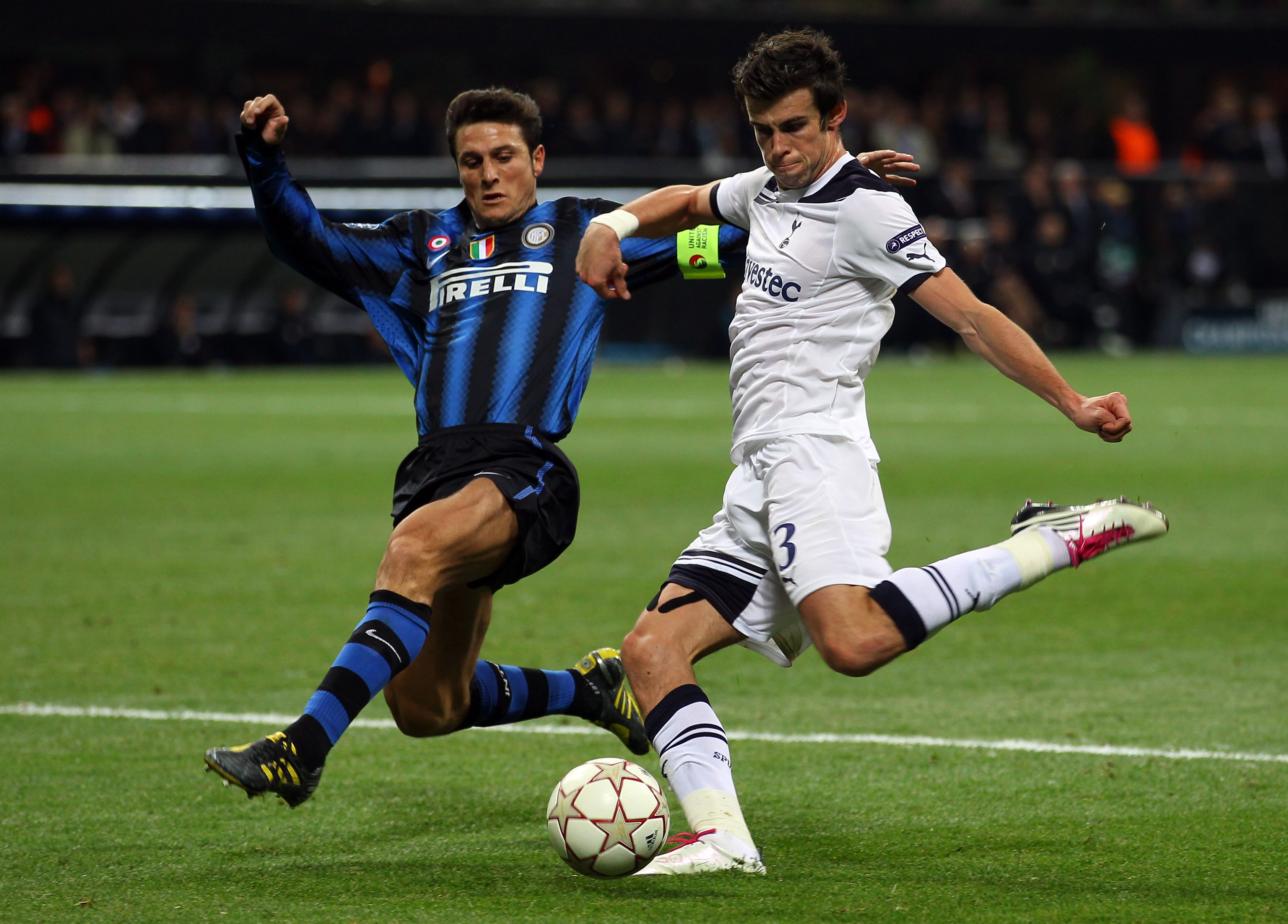 MILAN, ITALY - OCTOBER 20:  Gareth Bale of Tottenham Hotspur shapes to shoot and score his second goal during the UEFA Champions League Group A match between FC Internazionale Milano and Tottenham Hotspur at the Stadio Giuseppe Meazza on October 20, 2010