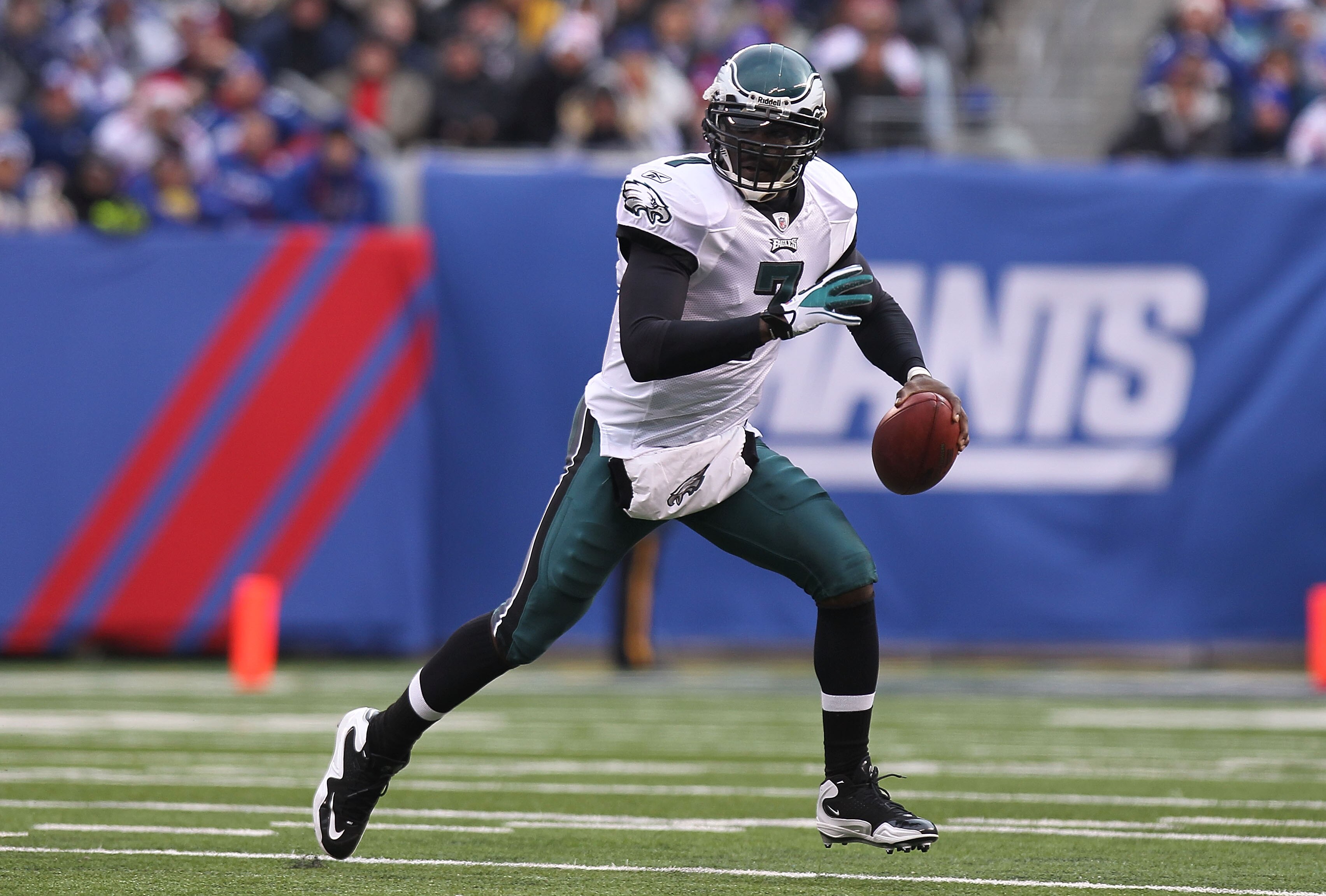EAST RUTHERFORD, NJ - DECEMBER 19:  Michael Vick #7 of the Philadelphia Eagles rushes against the New York Giants at New Meadowlands Stadium on December 19, 2010 in East Rutherford, New Jersey.  (Photo by Nick Laham/Getty Images)