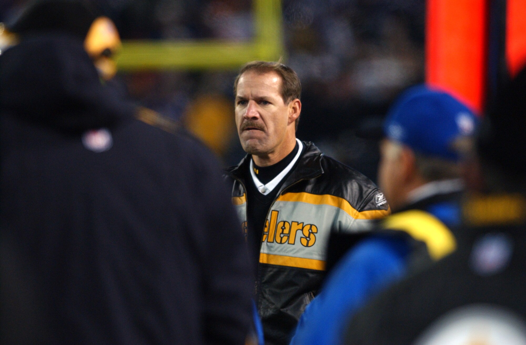 16 Dec 2001 : Head coach Bill Cowher of the Pittsburgh Steelers during the game against the Baltimore Ravens  at PSINet Stadium in Baltimore, Maryland. The Steelers defeated the Ravens 26-2, clinching the AFC Central Championship . DIGITAL IMAGE . Mandato