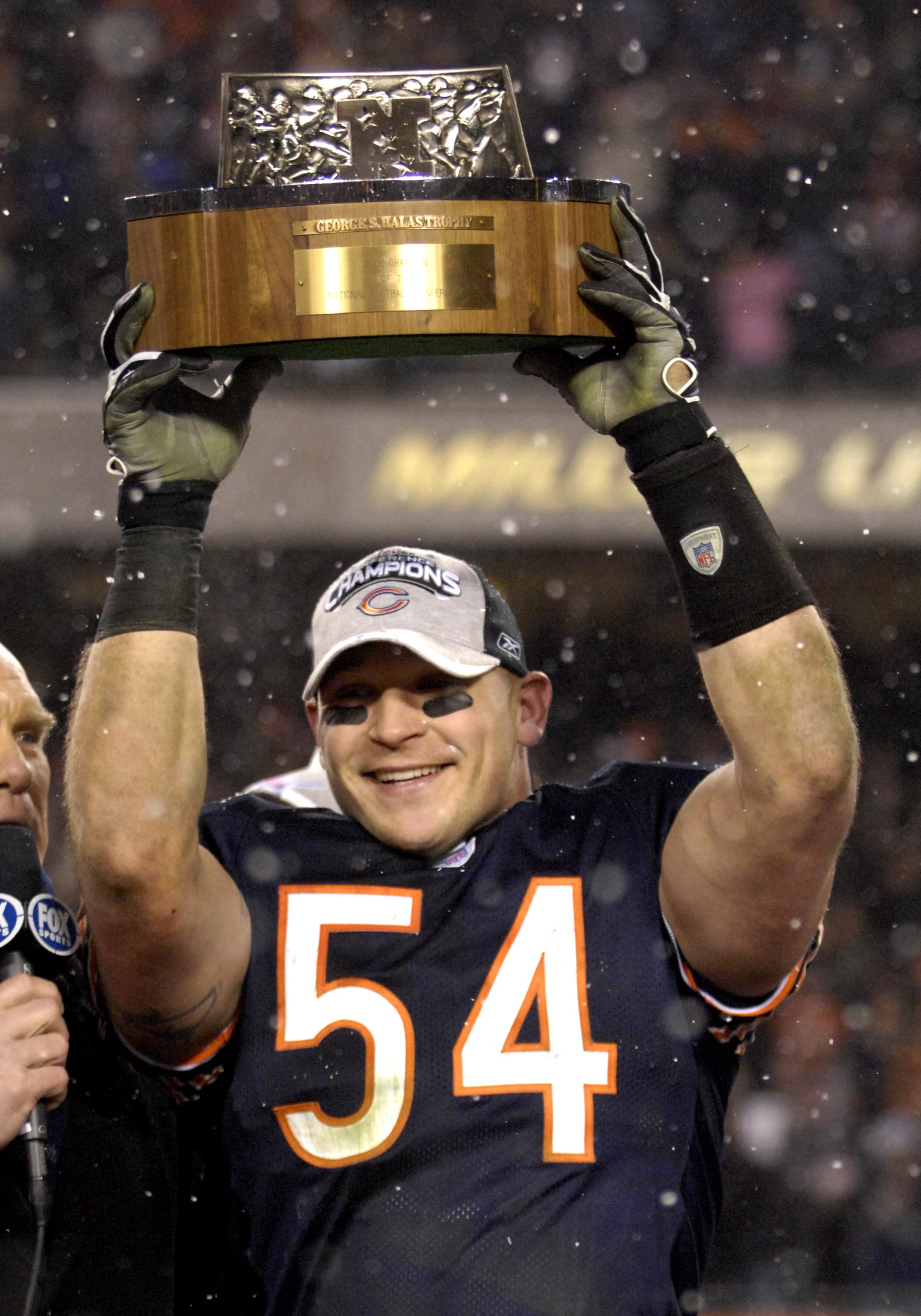 Chicago Bears linebacker Brian Urlacher holds the George Halas trophy after play against the New Orleans Saints at the NFC Championship game at Soldier Field in Chicago, Illinois on January 21, 2007.  (Photo by Al Messerschmidt/Getty Images)