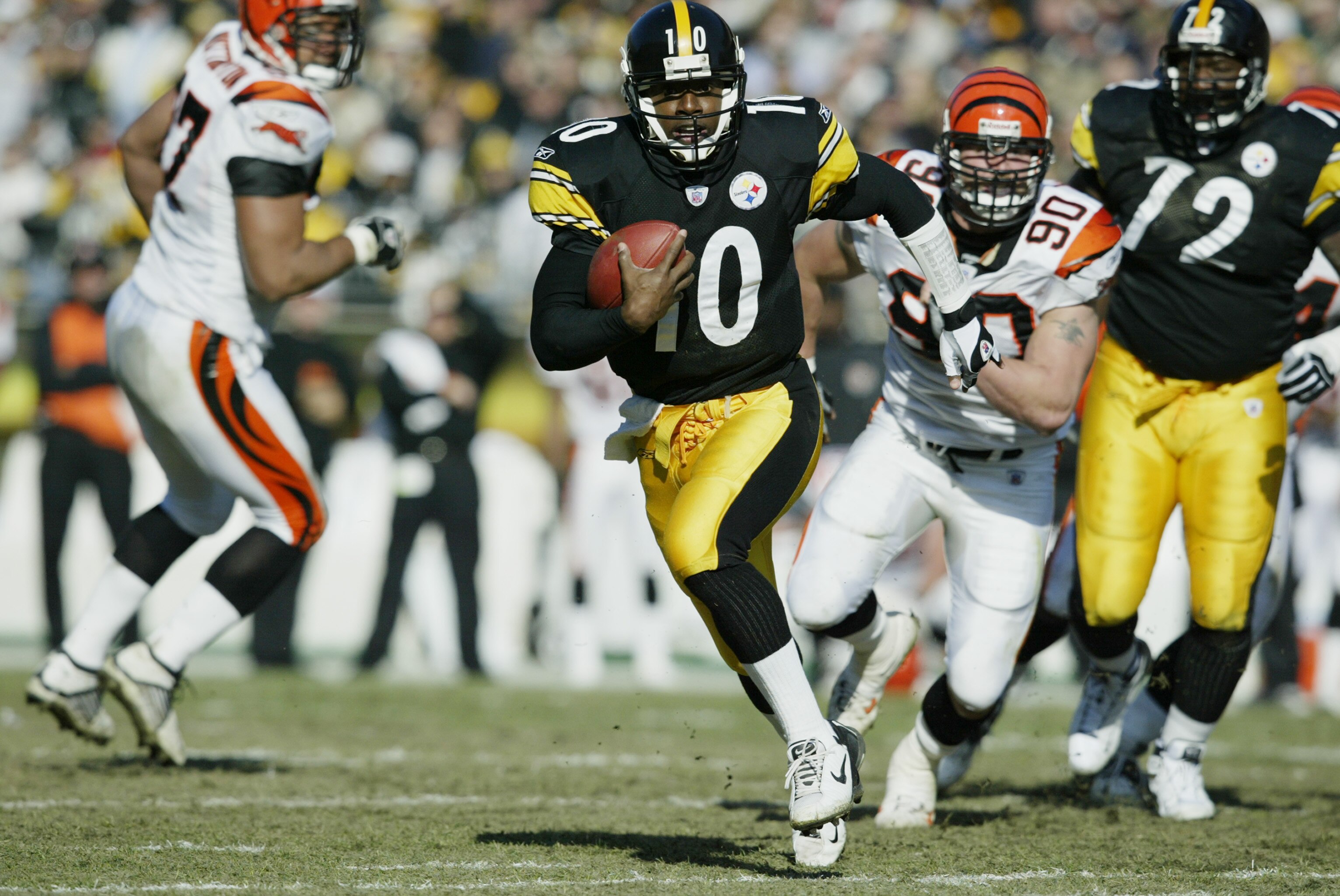 PITTSBURGH- NOVEMBER 24:  Quarterback Kordell Stewart #10 of the Pittsburgh Steelers scrambles for yards during the NFL game against the Cincinnati Bengals at Heinz Field on November 24, 2002 in Pittsburgh, Pennsylvania.  Pittsburgh won the game, 29-21. (