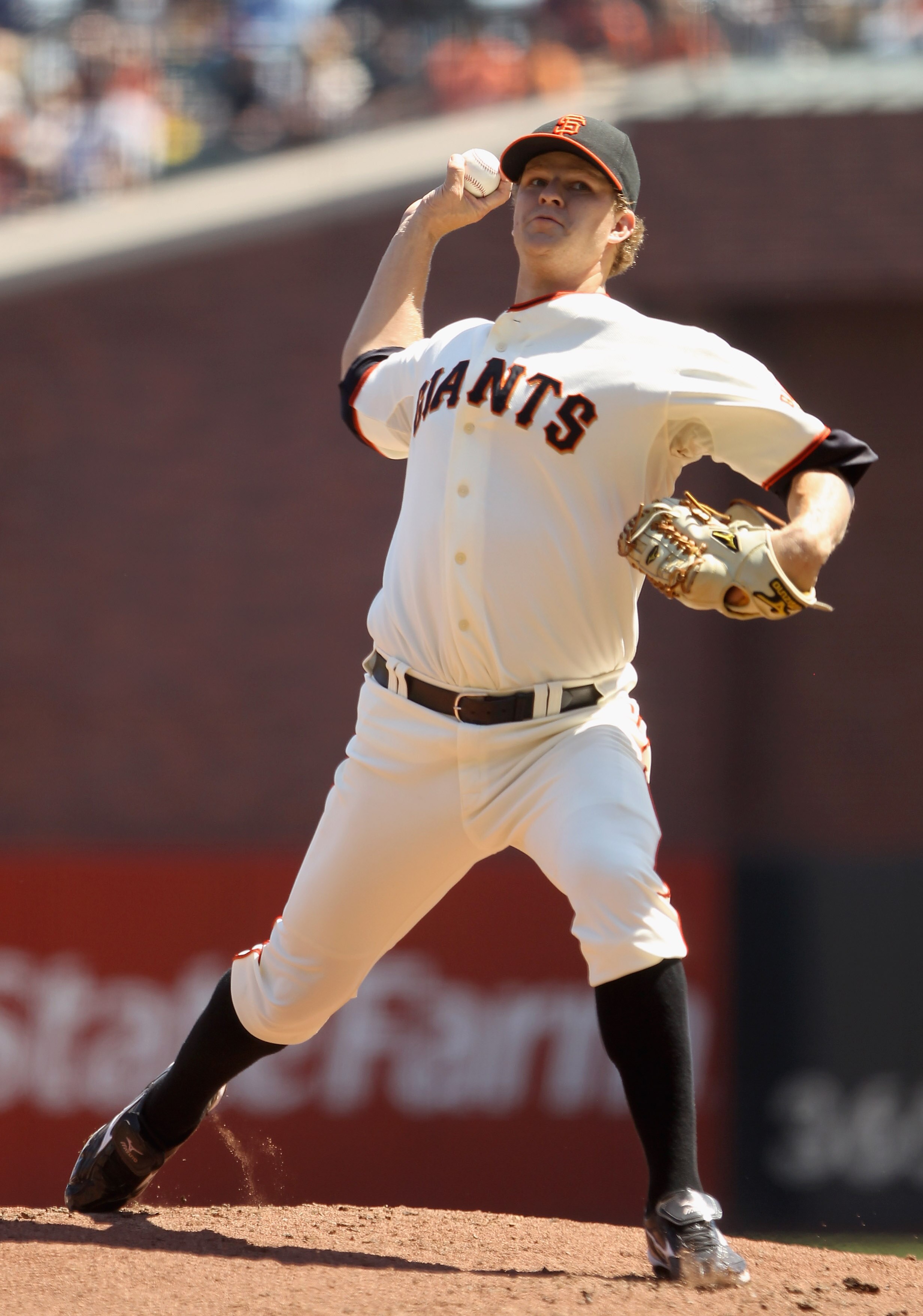 SAN FRANCISCO - AUGUST 29:  Matt Cain #18 of the San Francisco Giants pitches against the Arizona Diamondbacks at AT&T Park on August 29, 2010 in San Francisco, California.  (Photo by Ezra Shaw/Getty Images)