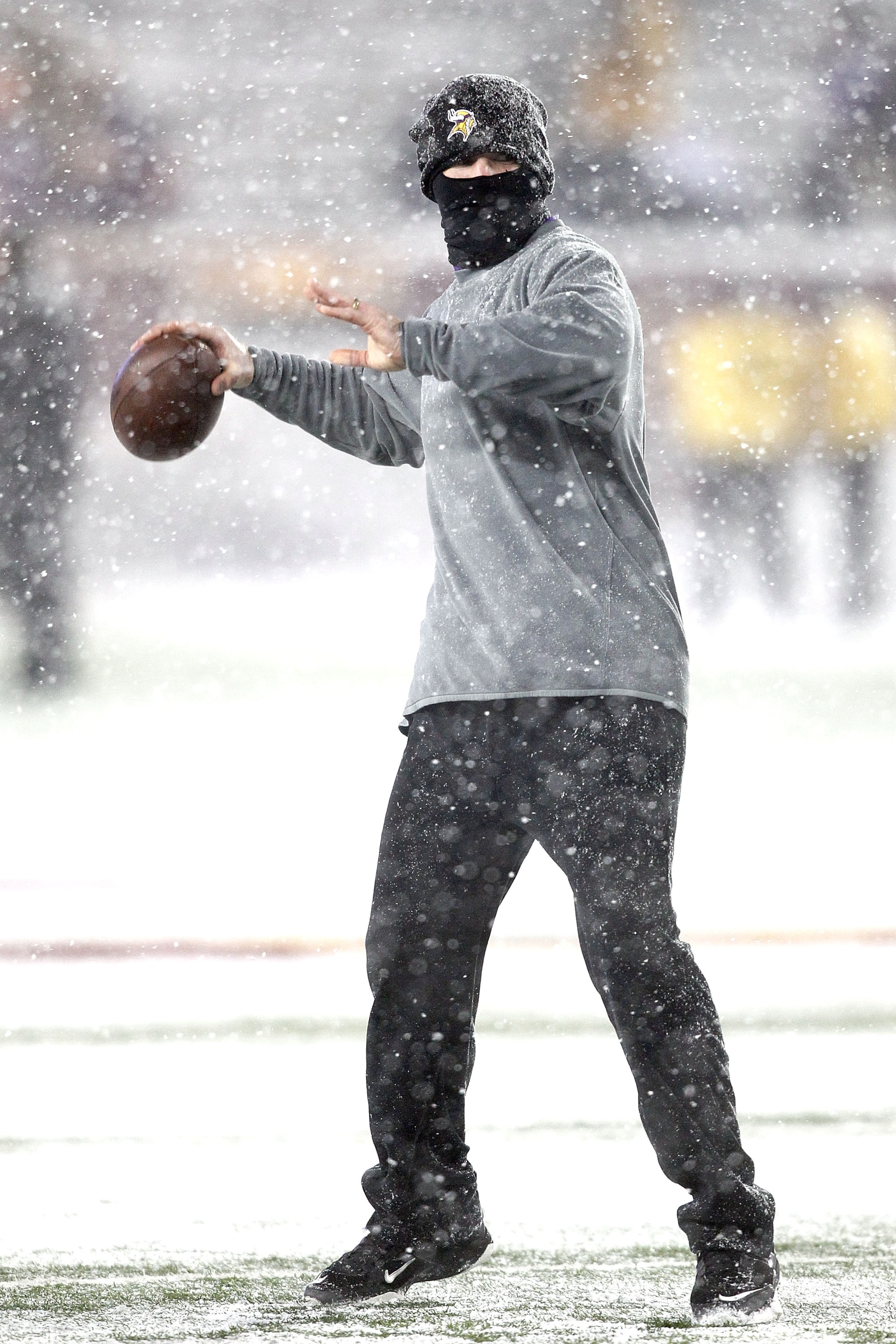 MINNEAPOLIS, MN - DECEMBER 20:  Quarterback Brett Favre of the Minnesota Vikings warms up before the Vikings game against the Chicago Bears at TCF Bank Stadium on December 20, 2010 in Minneapolis, Minnesota.  (Photo by Matthew Stockman/Getty Images)